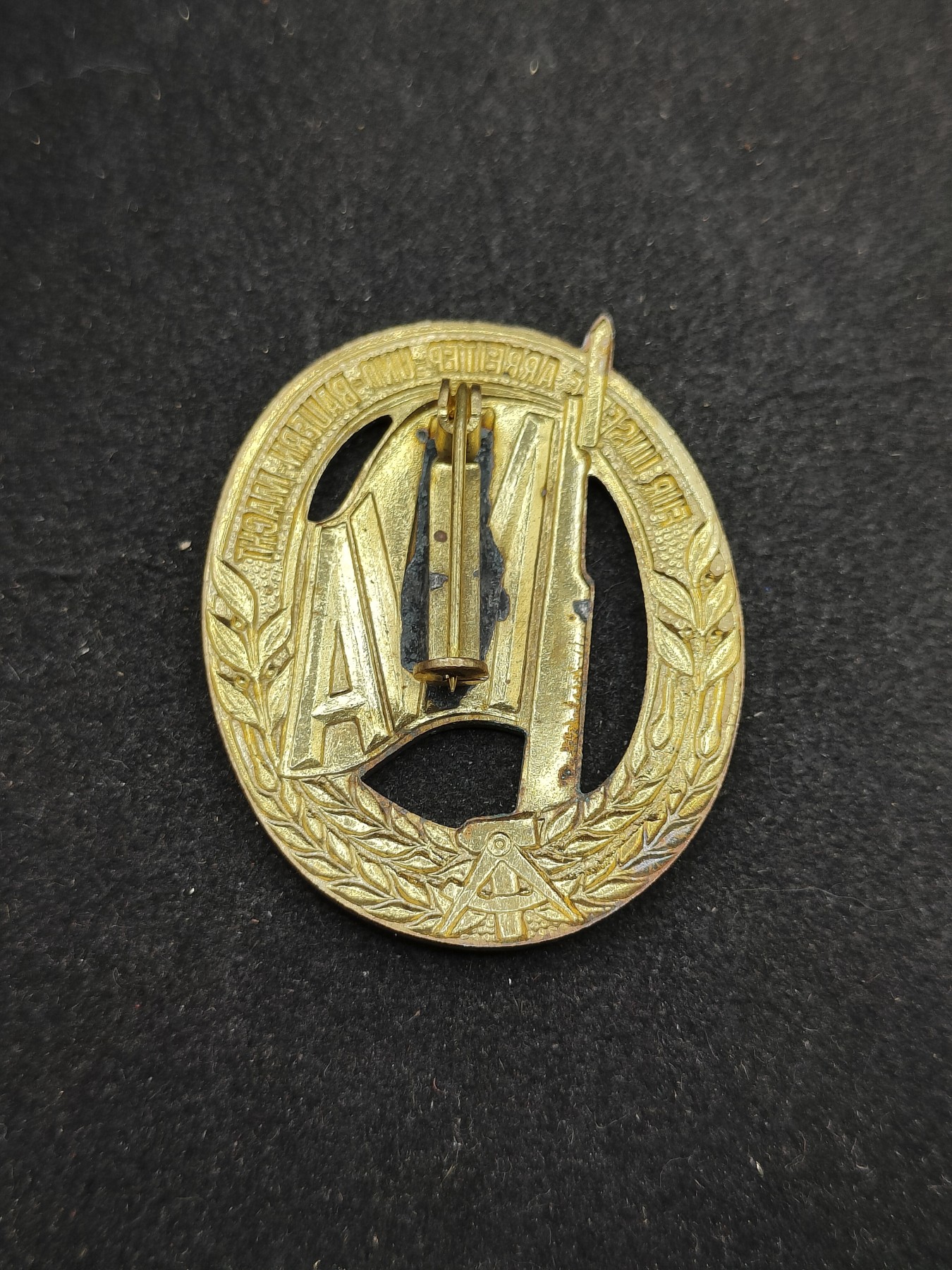 全场0元起拍 第120期 咸鱼国勋章拍卖专场 12月27日（周三）下午6：00开始 东德人民军体能章