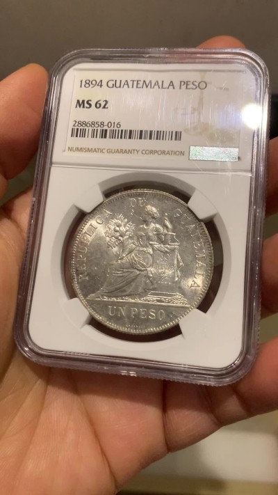 《竞宝斋》圣诞专辑  第二场  第228场 定制纪念章相赠 (全场顺丰包邮) NGC MS62 危地马拉1894年1比索银币 设计经典丰饶角坐洋女神 极品原光车轮光 低评状态 热门品种