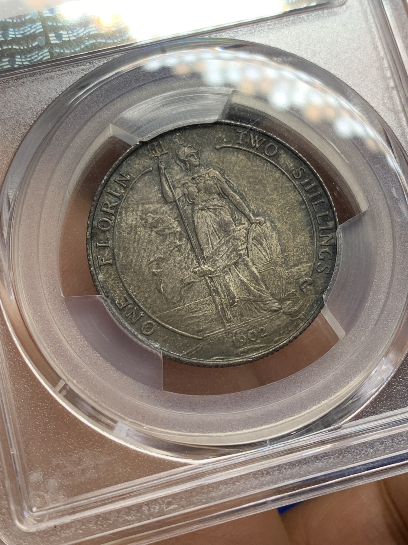 《竞宝斋》圣诞专辑  第二场  第228场 定制纪念章相赠 (全场顺丰包邮) PCGS-MS63 英国1902年爱德华七世 2先令 海神银币。灰褐色的包浆中带着一抹春日青，流通币的保存比精制币更加的困难，只是到了浮躁的现在已经没有价格上的差异了。