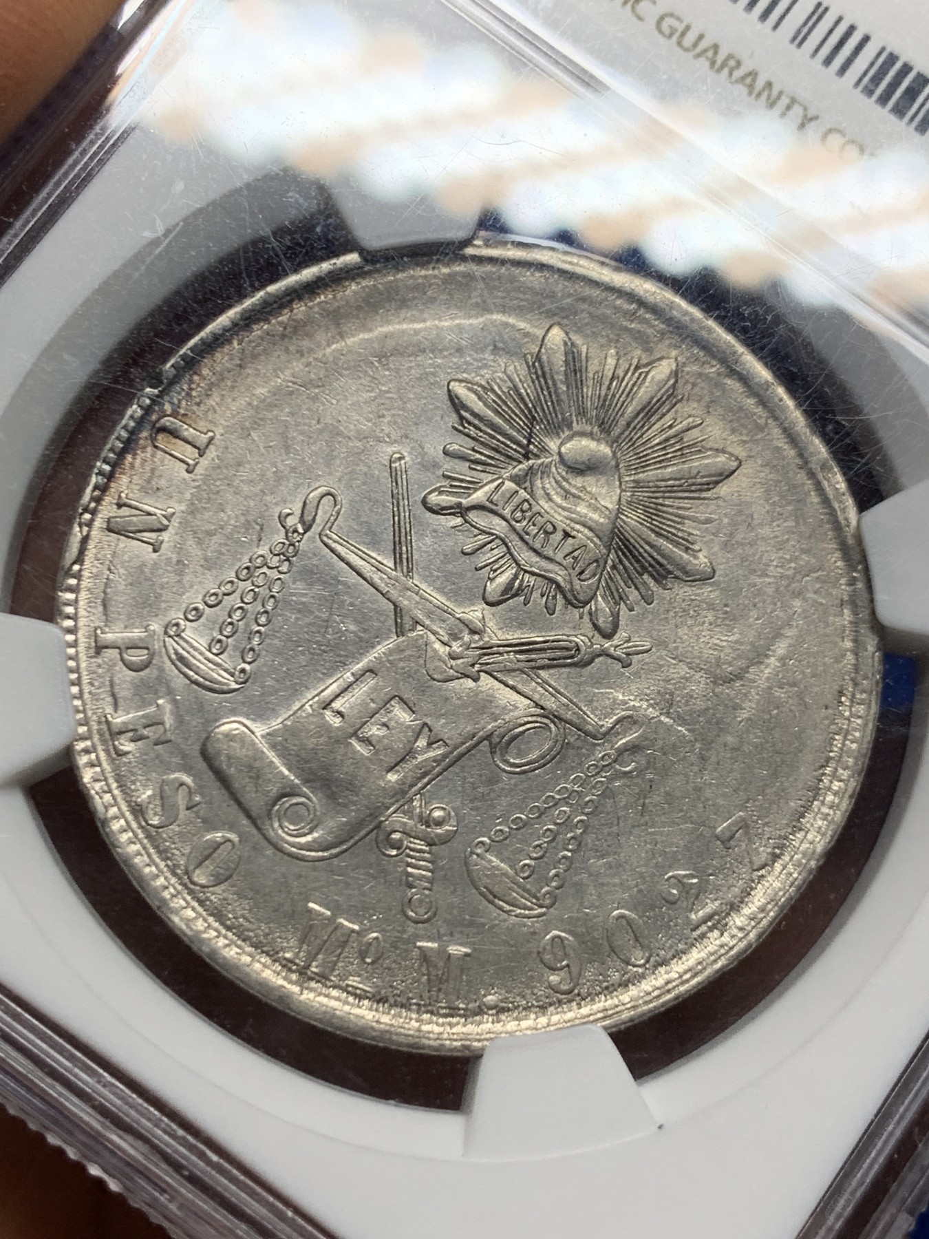 《竞宝斋》圣诞专辑  第二场  第228场 定制纪念章相赠 (全场顺丰包邮) NGC-MS61 墨西哥 1871年天平鹰洋。天平书剑鹰洋是在华流通里的名誉品种，相比自由帽鹰洋，存量非常稀少，这一枚币面正面复打，非常有味道。MS可藏状态非常难得。去年高峰时期同厂同分5000+，今年5月HA成交也在4400以上。