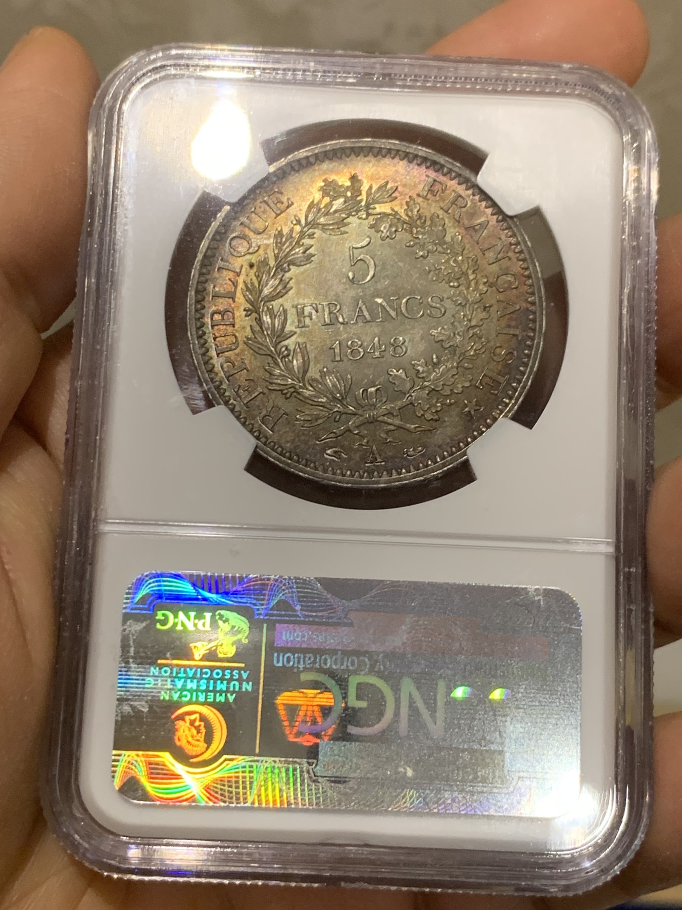 《竞宝斋》圣诞专辑  第二场  第228场 定制纪念章相赠 (全场顺丰包邮) NGC-MS65 法国 1848年传世五彩包浆大力神5法郎银币。灯光下包浆呈现绚丽五彩包浆。65顶级分数，状态好于191期6650元成交那枚。