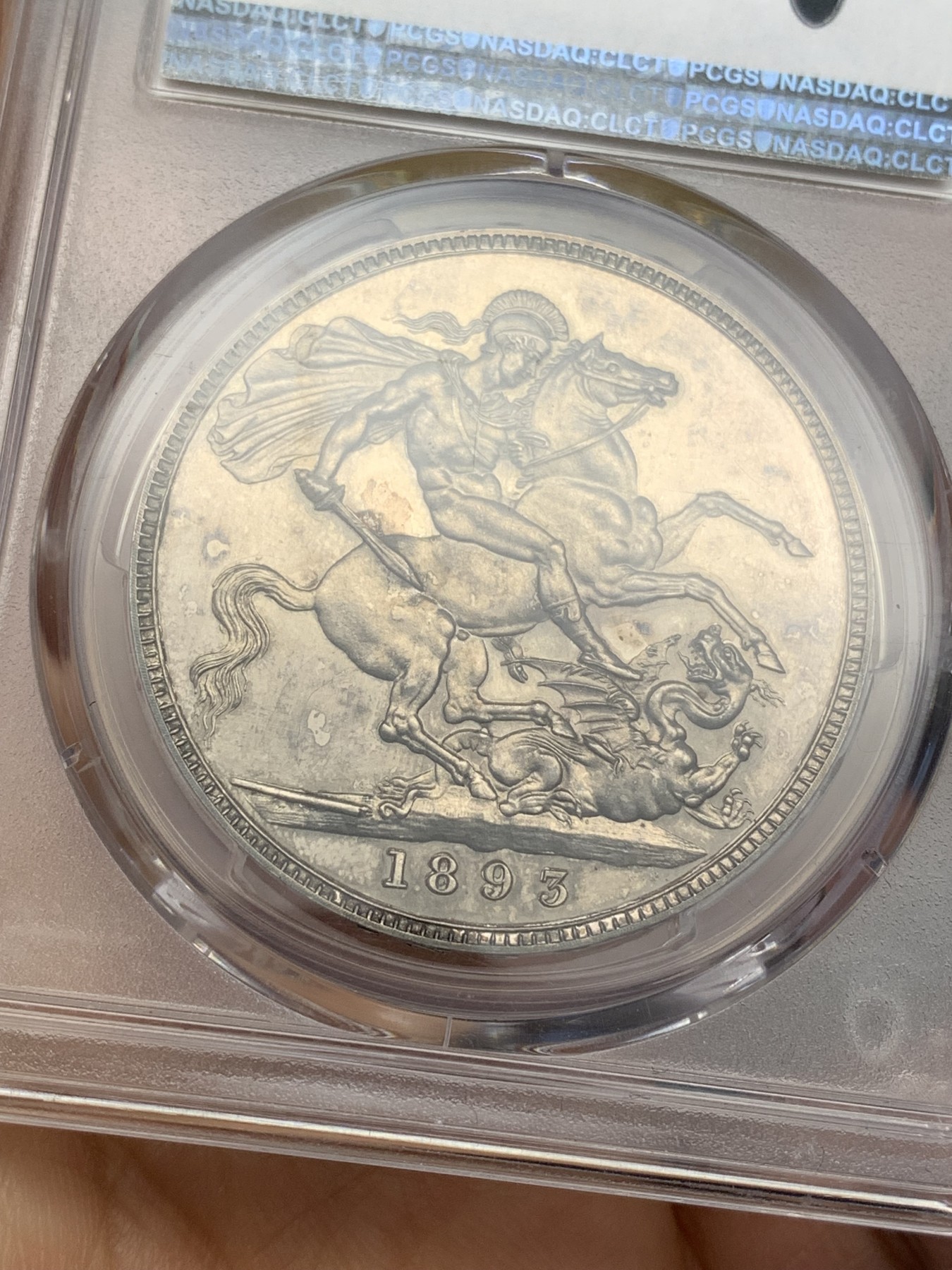 《竞宝斋》圣诞专辑  第二场  第228场 定制纪念章相赠 (全场顺丰包邮) PCGS PR63 英国维多利亚1893精制马剑克朗，最为经典的披沙造型，深色包浆。精制版，低估品种。