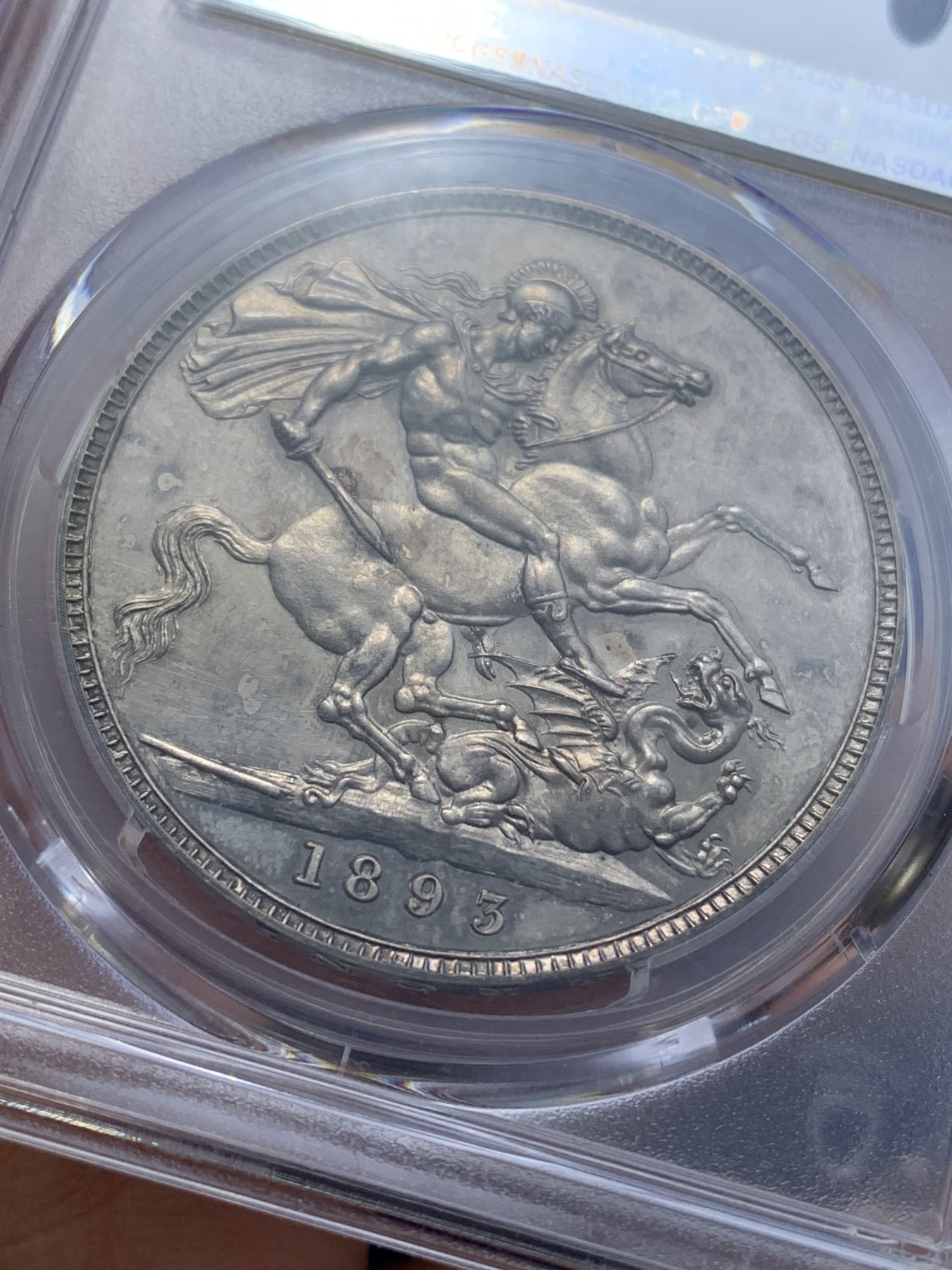 《竞宝斋》圣诞专辑  第二场  第228场 定制纪念章相赠 (全场顺丰包邮) PCGS PR63 英国维多利亚1893精制马剑克朗，最为经典的披沙造型，深色包浆。精制版，低估品种。