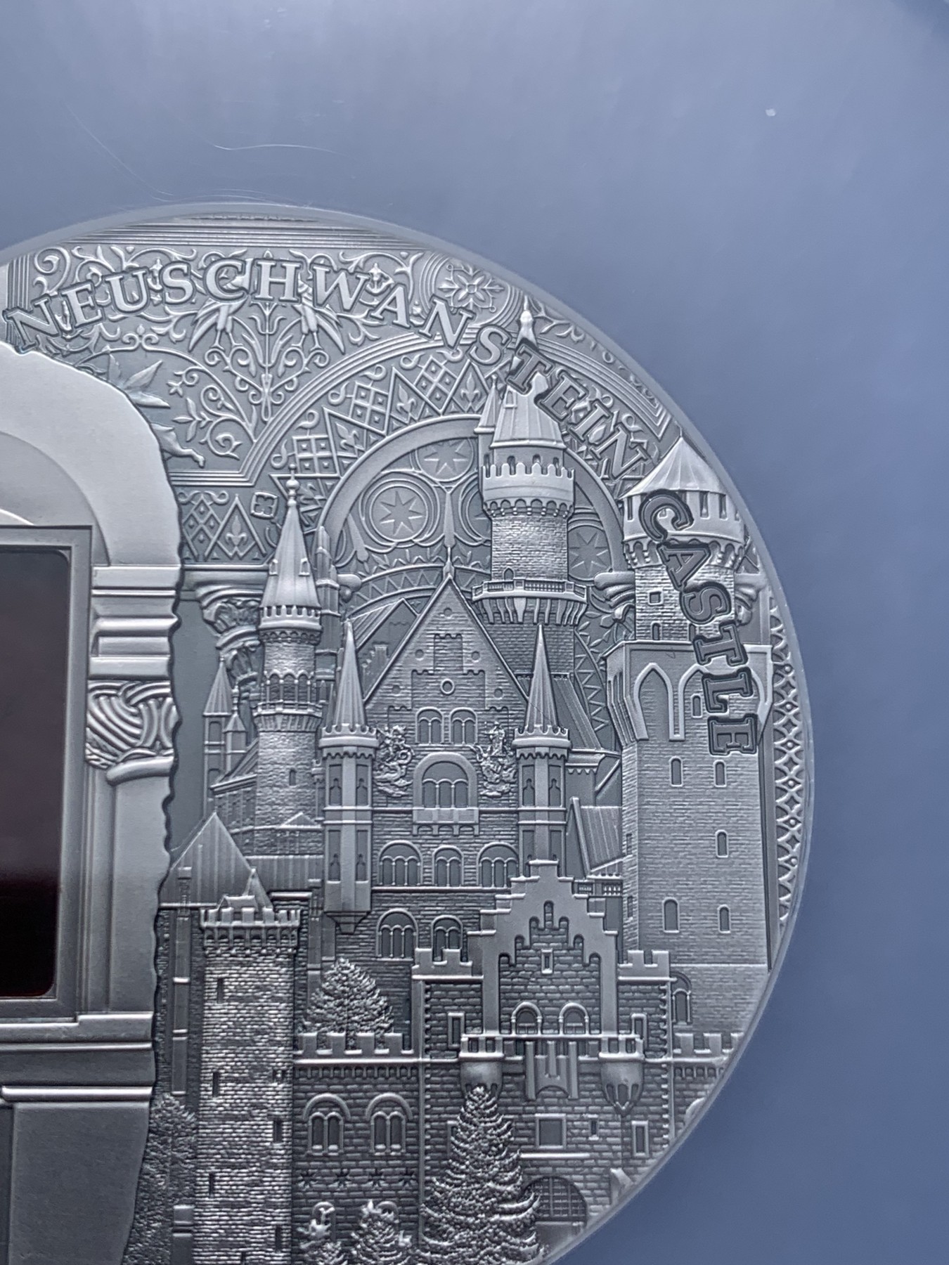 《竞宝斋》圣诞专辑  第二场  第228场 定制纪念章相赠 (全场顺丰包邮) NGC MS69 2011年帕劳镶嵌琥珀古典建筑系列3-新天鹅堡银币（热门藏品） 含证书  50mm 2盎司 999银 发行量999枚