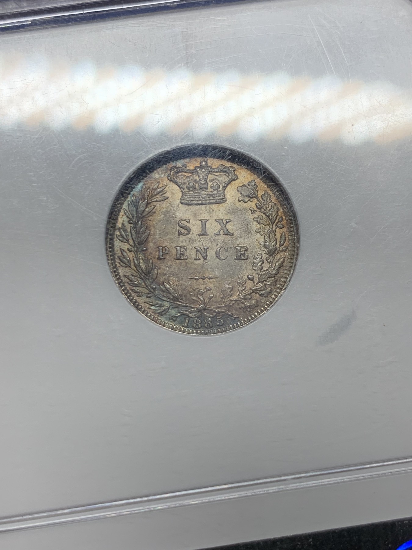 《竞宝斋》圣诞专辑  第二场  第228场 定制纪念章相赠 (全场顺丰包邮) NGC MS65 英国1885维多利亚女王6便士 顶级紫罗兰五彩包浆 老盒严评 盒子保存完好 小维6便士64以上非常难见 且拍且珍惜