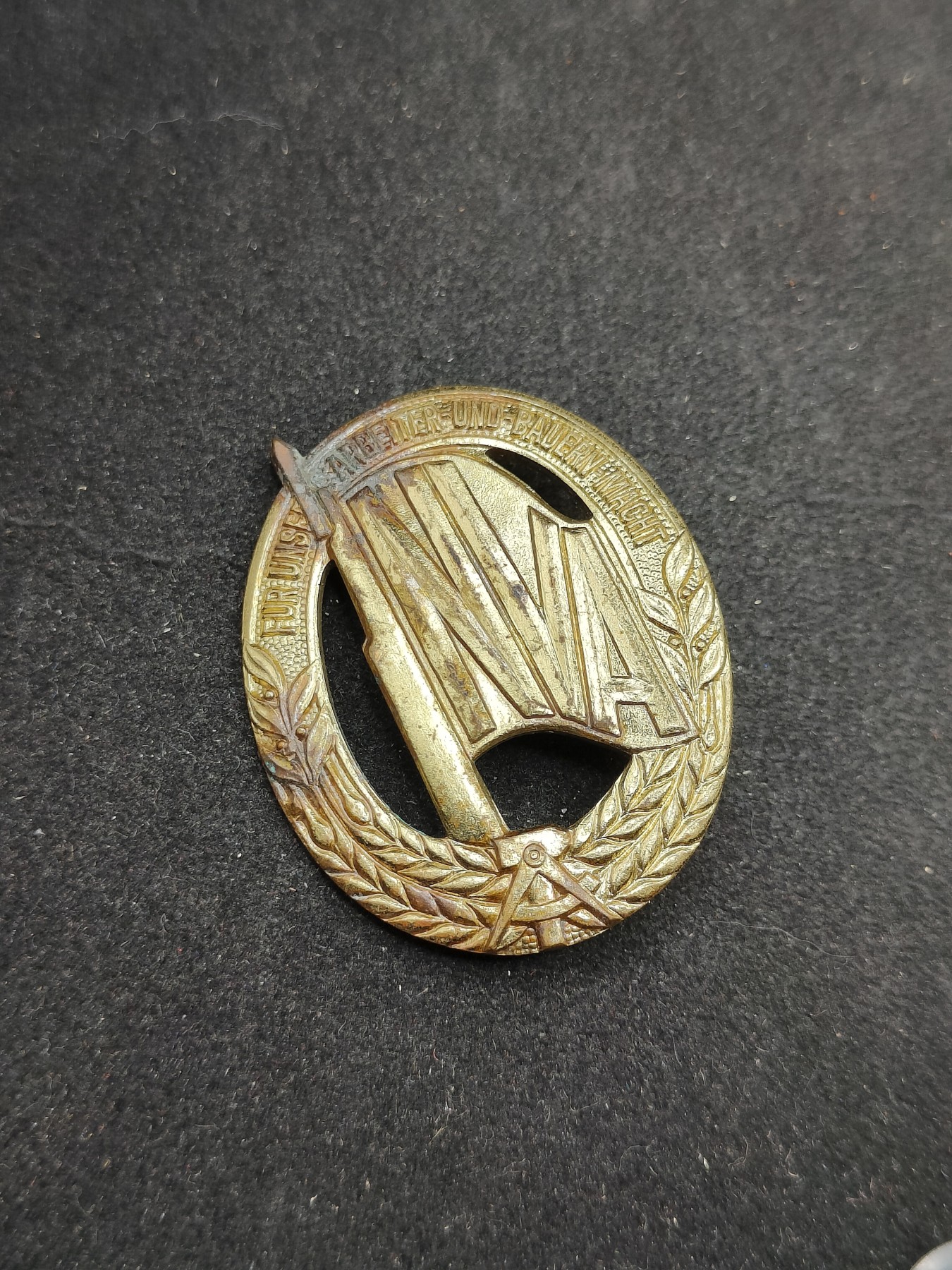 全场0元起拍 第120期 咸鱼国勋章拍卖专场 12月27日（周三）下午6：00开始 东德人民军体能章