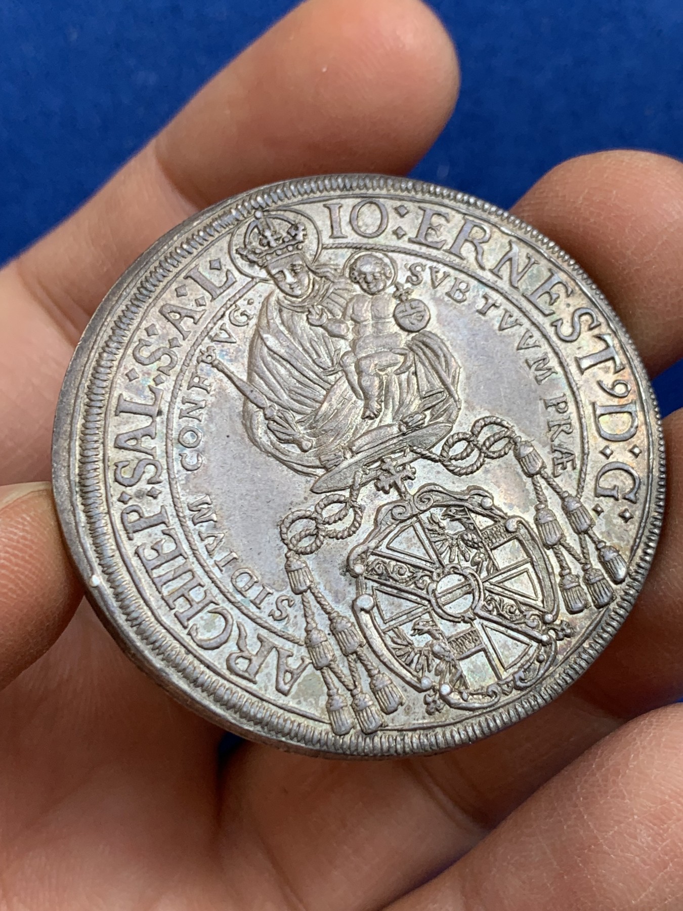 《竞宝斋》圣诞专辑  第二场  第228场 定制纪念章相赠 (全场顺丰包邮) 神圣罗马帝国奥地利大公国1687年萨尔茨堡主教区圣母抱婴泰勒大银币 UNC五彩纸袋包浆 打制深峻饱满 原味顶级裸币