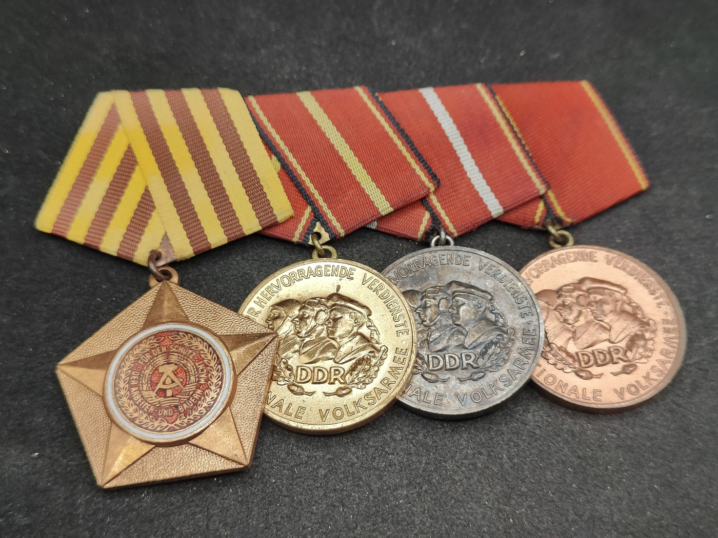 全场0元起拍 第120期 咸鱼国勋章拍卖专场 12月27日（周三）下午6：00开始 东德联排勋章 为祖国和人民功勋服役战斗勋章