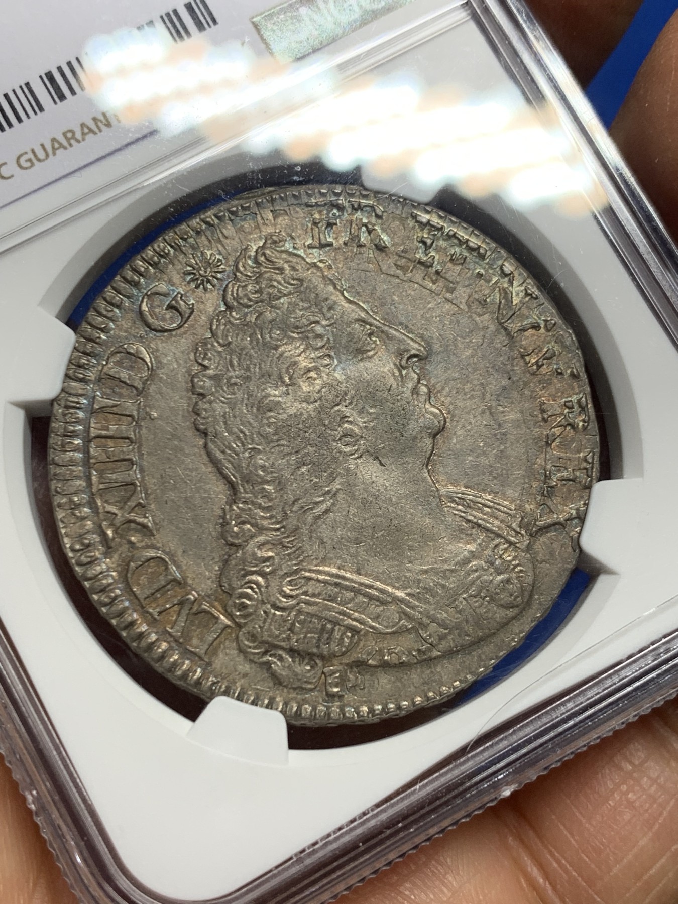 《竞宝斋》圣诞专辑  第二场  第228场 定制纪念章相赠 (全场顺丰包邮) NGC-AU58 太阳王埃居，法国1694年路易十四埃居大银币，底板带光，原味均匀的巧克力包浆，厚重的历史感，人像清晰打制极佳，无减重痕迹，在路易十四的复打币时代十分难得，太阳王埃居出分极难，少见高分好品。