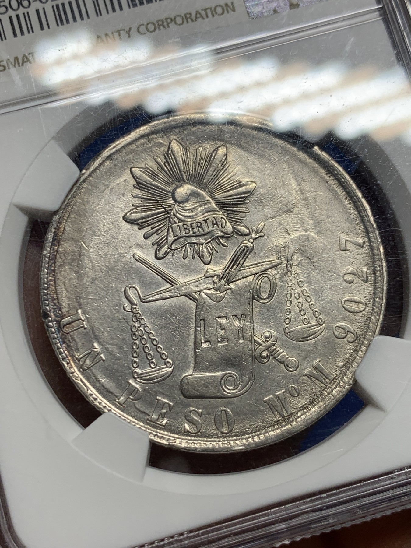 《竞宝斋》圣诞专辑  第二场  第228场 定制纪念章相赠 (全场顺丰包邮) NGC-MS61 墨西哥 1871年天平鹰洋。天平书剑鹰洋是在华流通里的名誉品种，相比自由帽鹰洋，存量非常稀少，这一枚币面正面复打，非常有味道。MS可藏状态非常难得。去年高峰时期同厂同分5000+，今年5月HA成交也在4400以上。