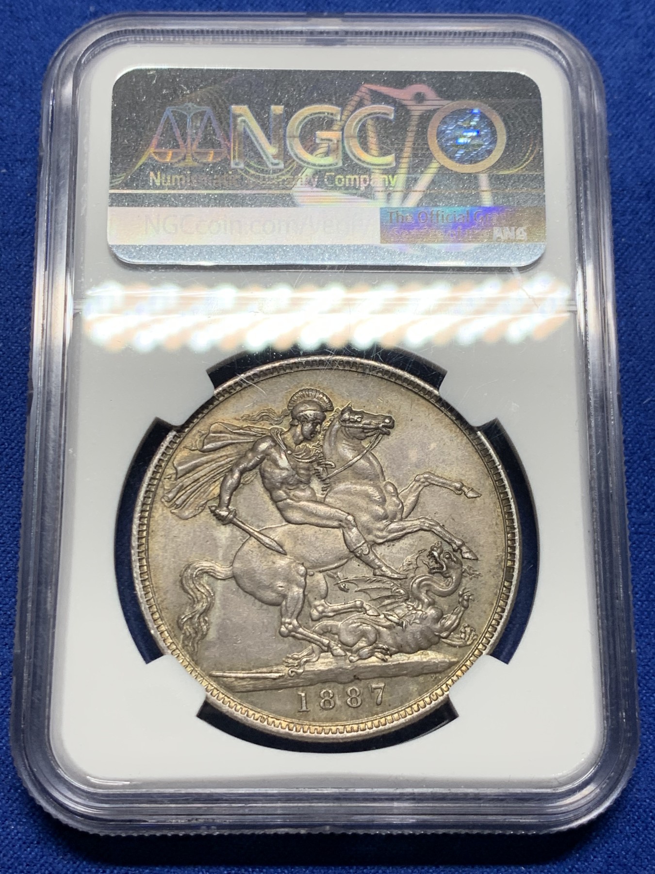 《竞宝斋》圣诞专辑  第二场  第228场 定制纪念章相赠 (全场顺丰包邮) NGC-AU58 英国 1887年 维多利亚马剑1克朗银币。原味包浆，细节佳全深打，性价比之选。