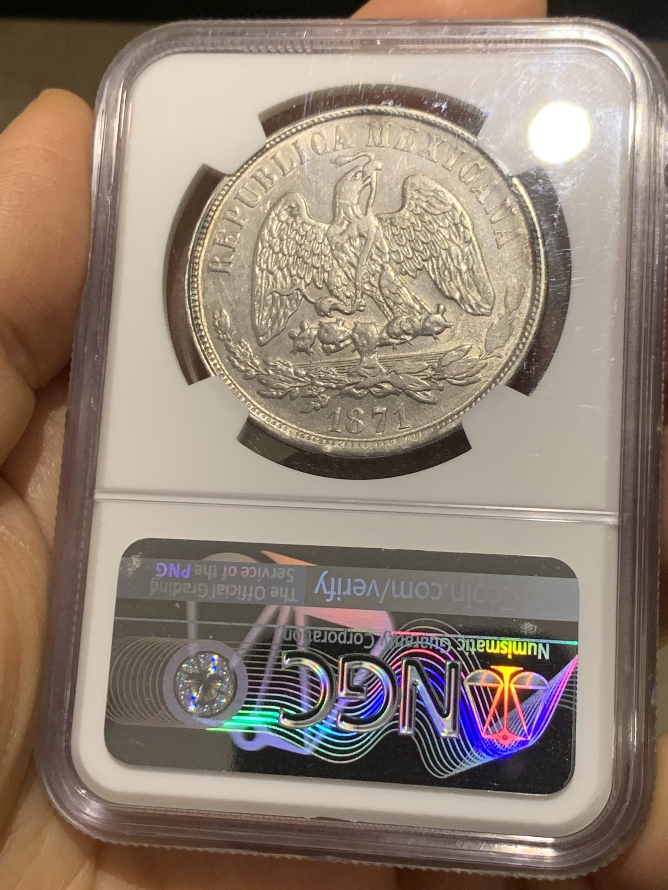 《竞宝斋》圣诞专辑  第二场  第228场 定制纪念章相赠 (全场顺丰包邮) NGC-MS61 墨西哥 1871年天平鹰洋。天平书剑鹰洋是在华流通里的名誉品种，相比自由帽鹰洋，存量非常稀少，这一枚币面正面复打，非常有味道。MS可藏状态非常难得。去年高峰时期同厂同分5000+，今年5月HA成交也在4400以上。