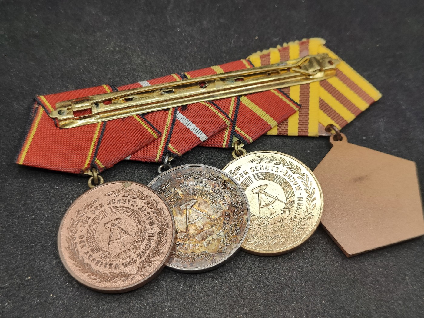 全场0元起拍 第120期 咸鱼国勋章拍卖专场 12月27日（周三）下午6：00开始 东德联排勋章 为祖国和人民功勋服役战斗勋章