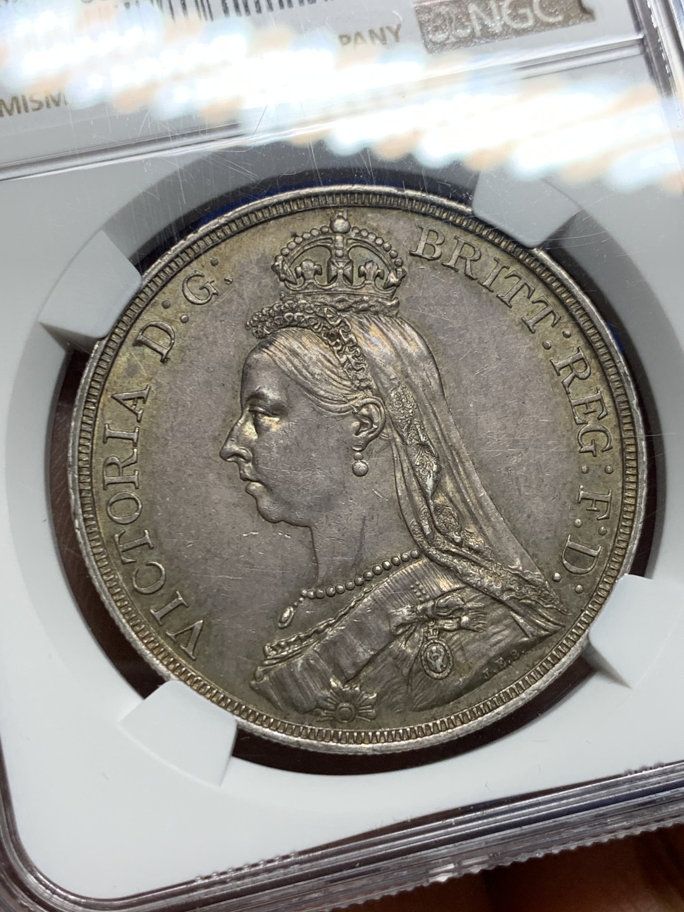 《竞宝斋》圣诞专辑  第二场  第228场 定制纪念章相赠 (全场顺丰包邮) NGC-AU58 英国 1887年 维多利亚马剑1克朗银币。原味包浆，细节佳全深打，性价比之选。