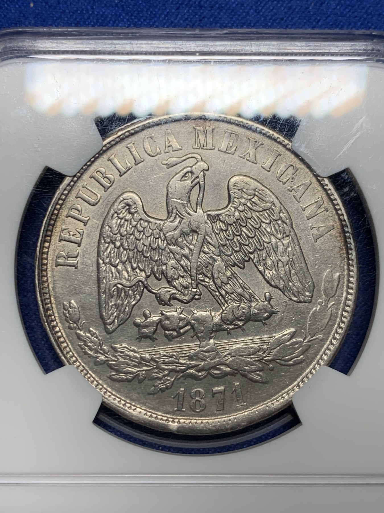 《竞宝斋》圣诞专辑  第二场  第228场 定制纪念章相赠 (全场顺丰包邮) NGC-MS61 墨西哥 1871年天平鹰洋。天平书剑鹰洋是在华流通里的名誉品种，相比自由帽鹰洋，存量非常稀少，这一枚币面正面复打，非常有味道。MS可藏状态非常难得。去年高峰时期同厂同分5000+，今年5月HA成交也在4400以上。