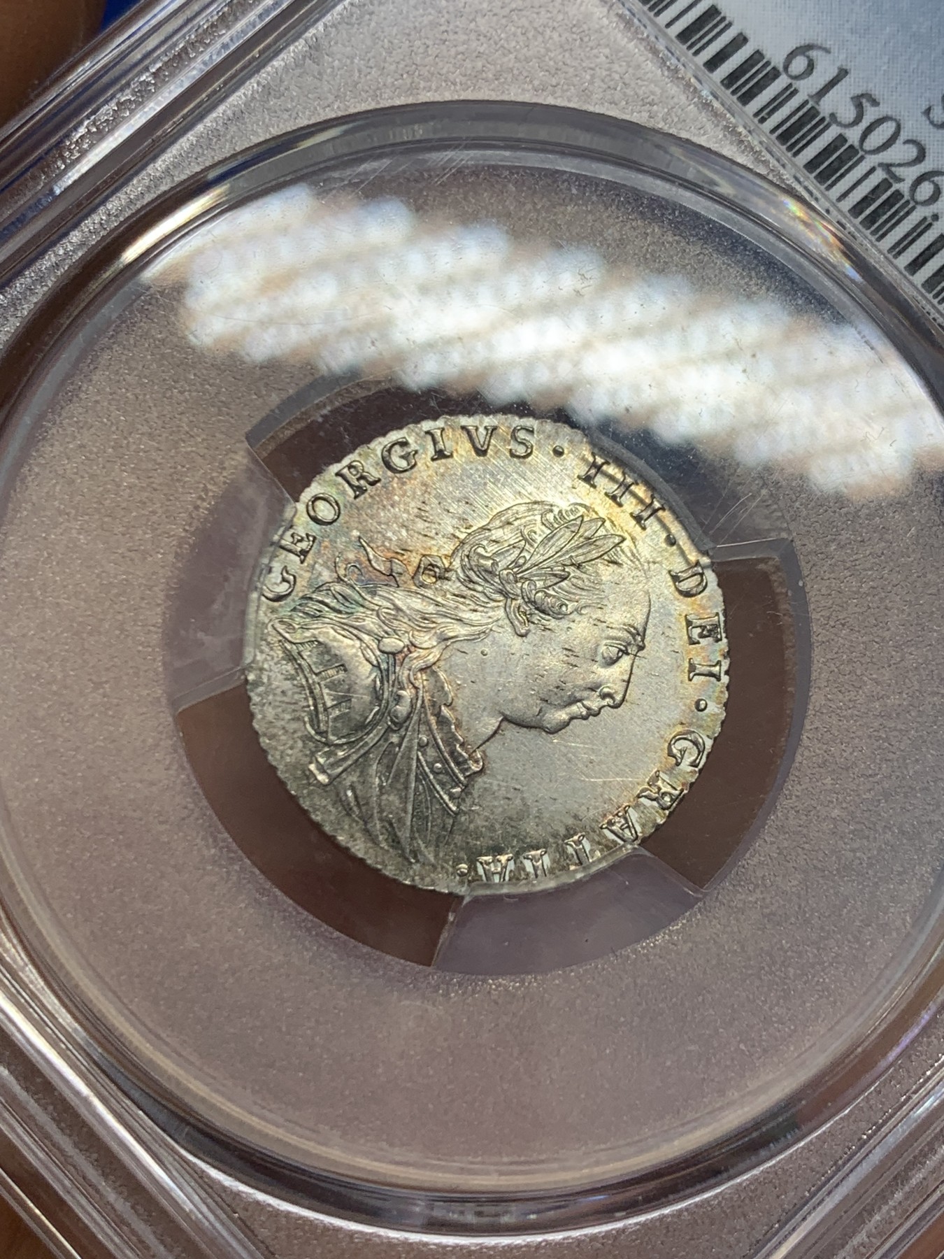 《竞宝斋》圣诞专辑  第二场  第228场 定制纪念章相赠 (全场顺丰包邮) PCGS MS64 英国1787乔治三世6便士 顶级原光底板 黄金彩 币边环绕彩虹 状态可遇而不可求 PCGS封面币在其面前都相形见绌