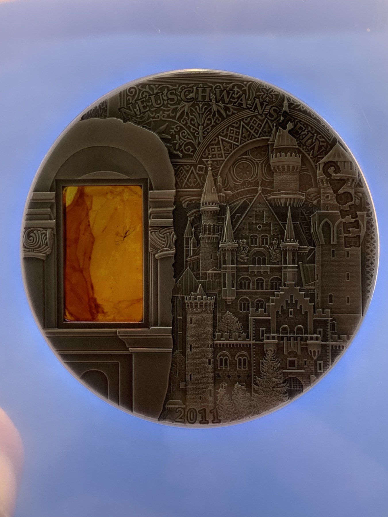 《竞宝斋》圣诞专辑  第二场  第228场 定制纪念章相赠 (全场顺丰包邮) NGC MS69 2011年帕劳镶嵌琥珀古典建筑系列3-新天鹅堡银币（热门藏品） 含证书  50mm 2盎司 999银 发行量999枚