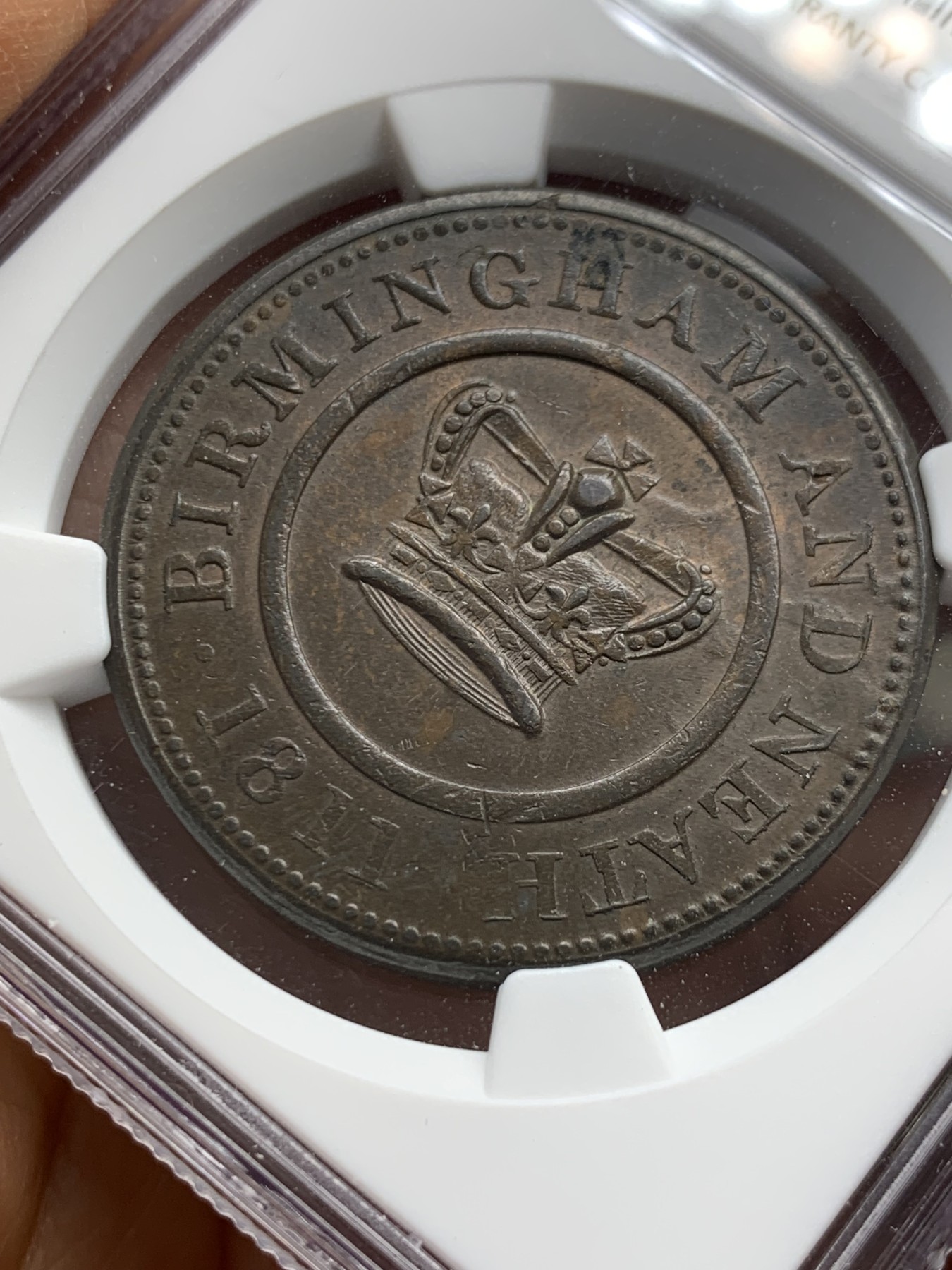 《竞宝斋》圣诞专辑  第二场  第228场 定制纪念章相赠 (全场顺丰包邮) NGC-MS63 英国1811年伯明翰1便士token大铜币，背面铸缺，仅见。经典品种，氧化自然古拙，用料厚重。