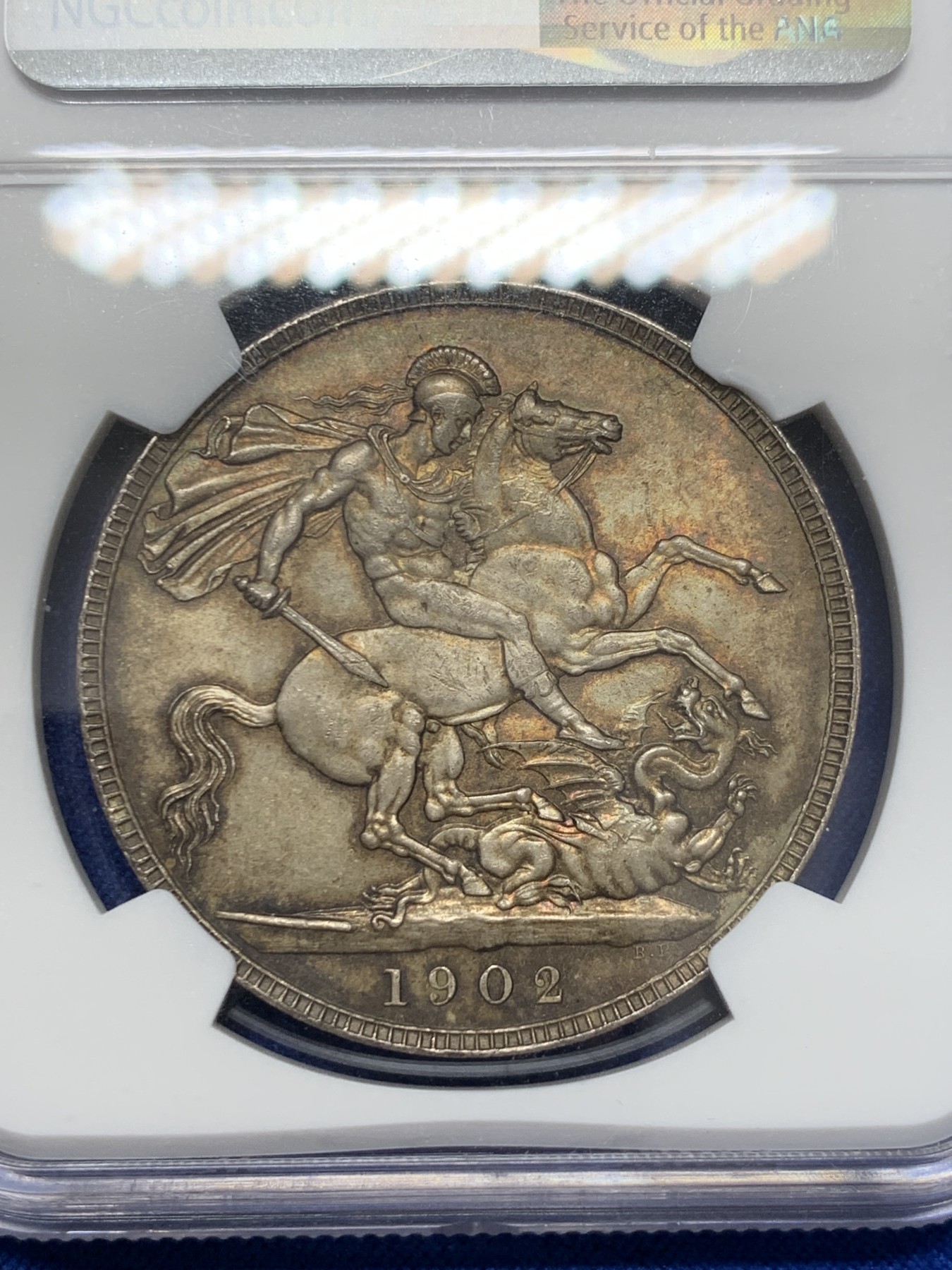 《竞宝斋》圣诞专辑  第二场  第228场 定制纪念章相赠 (全场顺丰包邮) NGC-MS65+ 英国1902年爱德华七世 克朗。双面都带有着原生的赤红的包浆。调查np数据库不难发现，该品种精制的高分数量接近普制的3倍，且该品种常见的苍蝇脚在此币上完全不可见，可惜打制稍弱让该币无法获评66分，但是其如水面波纹流转的转光依然在该品种内难见敌手。一年内的成交价：HA的pf-66/7800美元，苏尔曼pf-66落槌5000欧，英拍pf-65+落槌2800镑。普制高分已有数年未有在