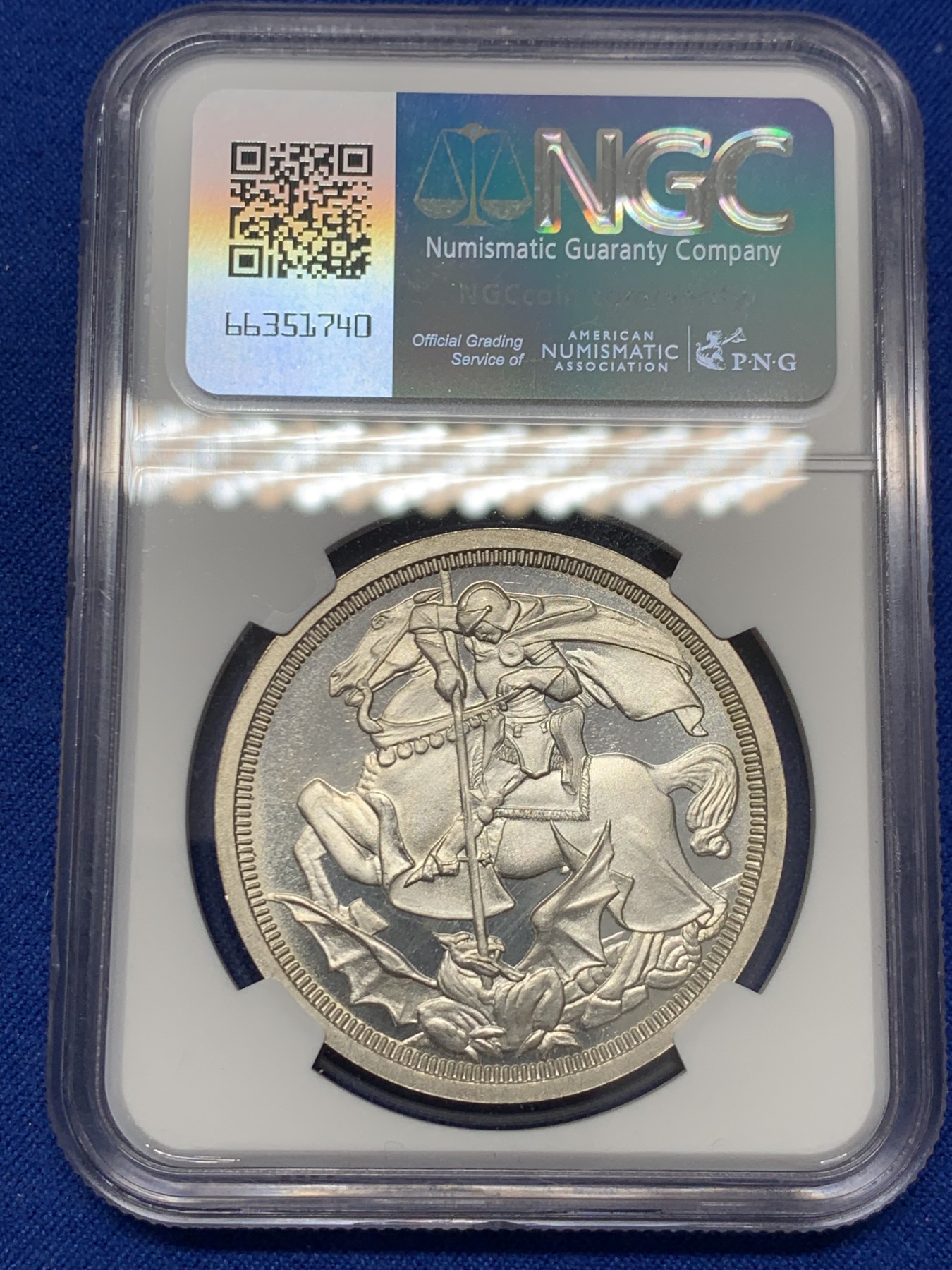 《竞宝斋》圣诞专辑  第二场  第228场 定制纪念章相赠 (全场顺丰包邮) 英国1911年乔治五世马剑屠龙珍惜币三枚套，NGC评级盒子，全部同分PF68，纯银，红铜，黄铜三个版本阵容豪华，著名的屠龙品种，颇受追捧，圣乔治屠龙设计的非常有特点，与以往的经典款式的严谨不同，更为粗犷简洁，线条明快，带有较为明显的欧洲新艺术风格，这种设计风格在2，30年代的法国币章上较为多见。