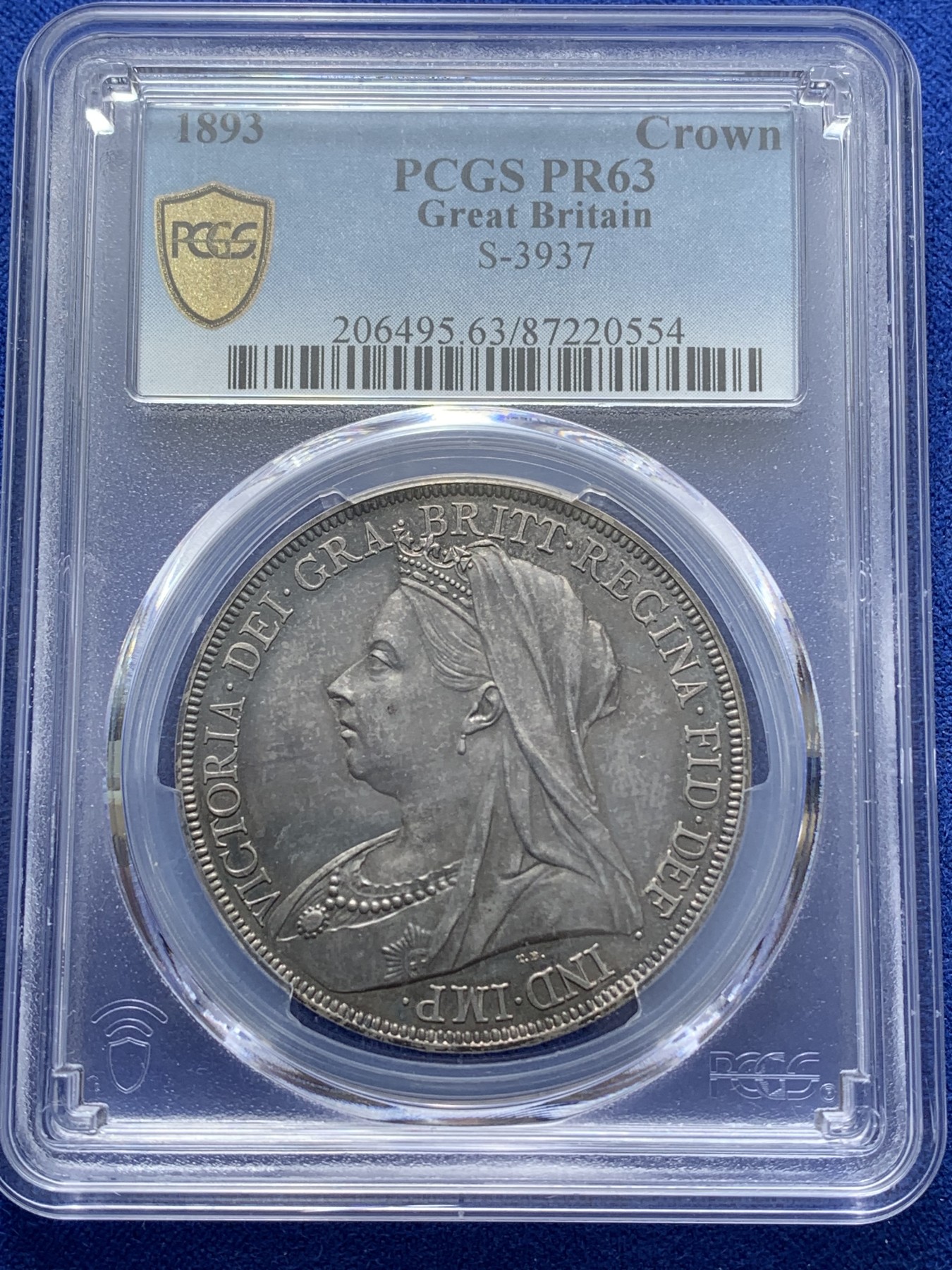 《竞宝斋》圣诞专辑  第二场  第228场 定制纪念章相赠 (全场顺丰包邮) PCGS PR63 英国维多利亚1893精制马剑克朗，最为经典的披沙造型，深色包浆。精制版，低估品种。