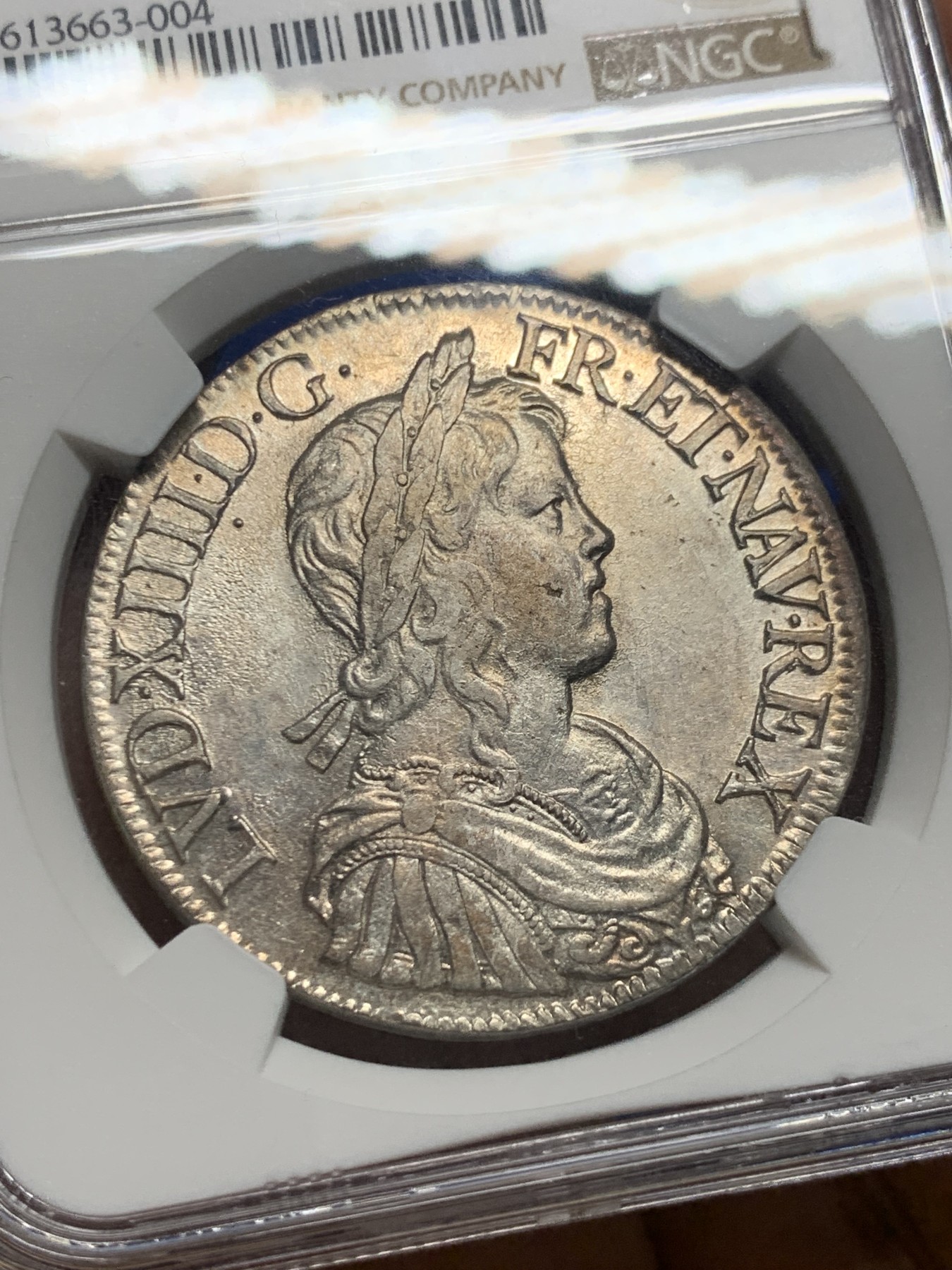 《竞宝斋》圣诞专辑  第二场  第228场 定制纪念章相赠 (全场顺丰包邮) NGC-MS61 1653年法国路易十四埃居 太阳王幼年时期版本，淡彩包浆，工艺精良，币胚规整，打制深峻，没有减重痕，唯一亚军分