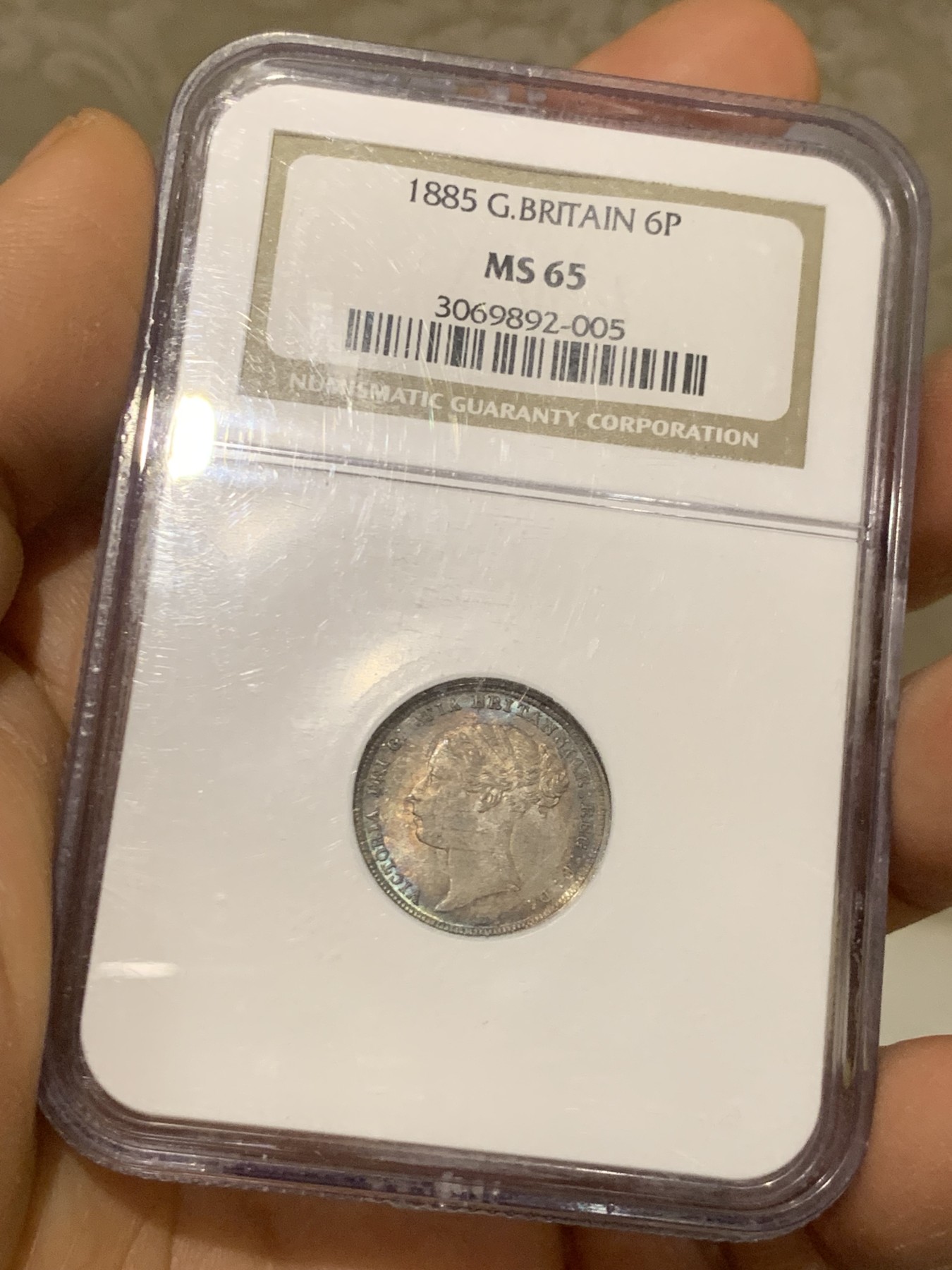 《竞宝斋》圣诞专辑  第二场  第228场 定制纪念章相赠 (全场顺丰包邮) NGC MS65 英国1885维多利亚女王6便士 顶级紫罗兰五彩包浆 老盒严评 盒子保存完好 小维6便士64以上非常难见 且拍且珍惜