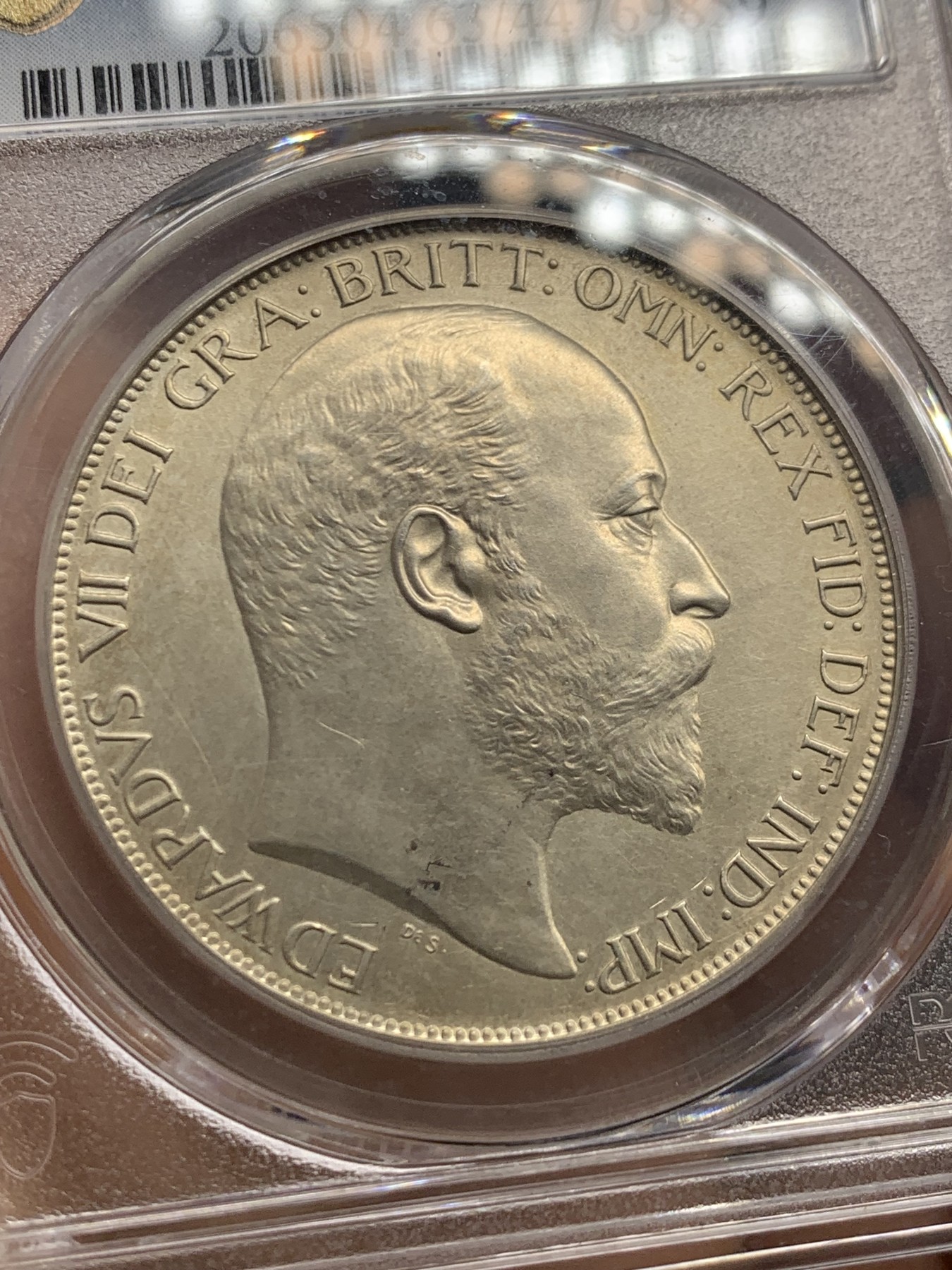 《竞宝斋》圣诞专辑  第二场  第228场 定制纪念章相赠 (全场顺丰包邮) PCGS-PR63 1902英国爱七精制大马剑，人物头像素描质感，背面骑士肌肉线条满满，底板丝绸状态，P盒低评，上手状态极佳。英系海外表现稳健，爱七HA11月N盒PR62成交5200，12月N盒PR65成交2w1人民币。这枚P盒好状态，赶紧上车！注：盒子背面支撑架有磕