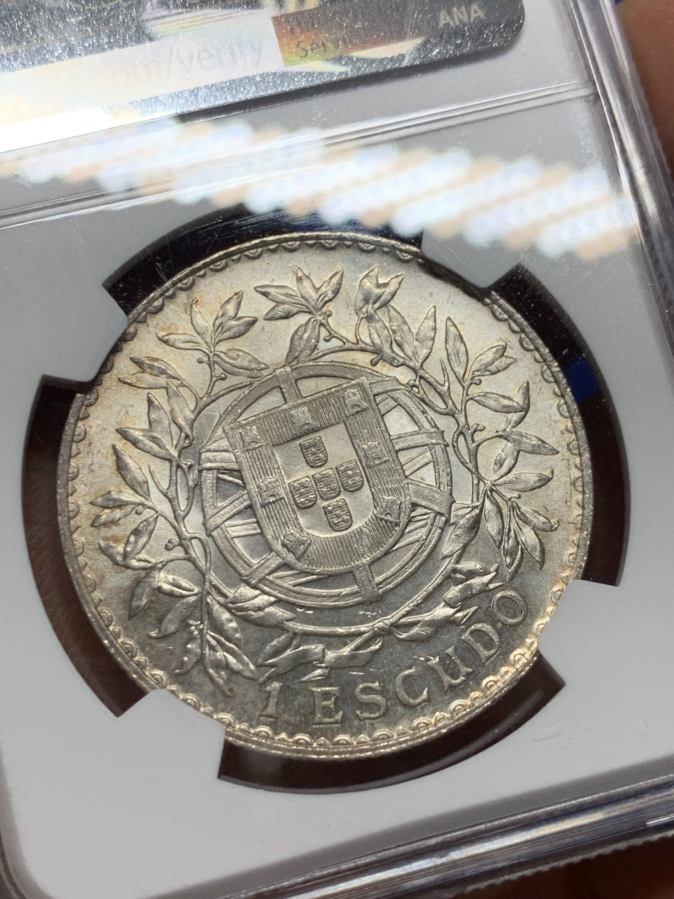《竞宝斋》圣诞专辑  第二场  第228场 定制纪念章相赠 (全场顺丰包邮) NGC-MS62 葡萄牙1916年埃斯库多大银币，转光好品，仅两个年份，盒子上下边缘有磕。