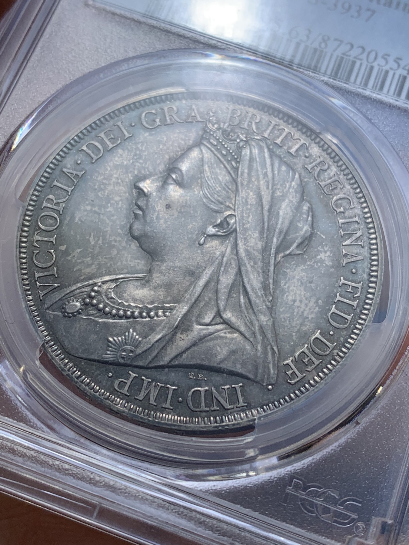 《竞宝斋》圣诞专辑  第二场  第228场 定制纪念章相赠 (全场顺丰包邮) PCGS PR63 英国维多利亚1893精制马剑克朗，最为经典的披沙造型，深色包浆。精制版，低估品种。