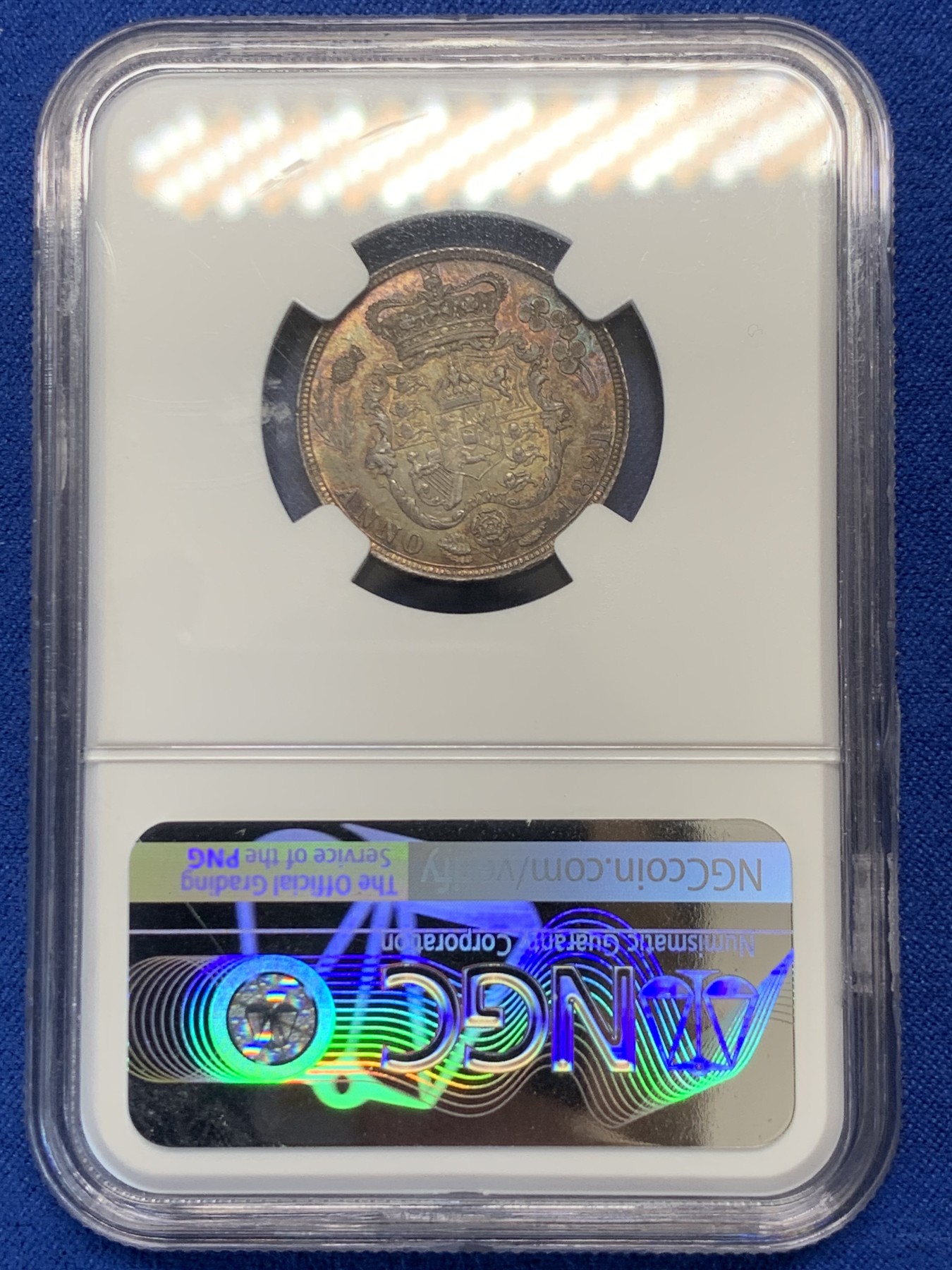 《竞宝斋》圣诞专辑  第二场  第228场 定制纪念章相赠 (全场顺丰包邮) NGC-MS66 英国1821年乔治四世1先令银币。币面环绕暖色系包浆，橘黄，红酒色，梅红，紫罗兰循序渐进。双面经典，正面头像来自皮斯特鲁奇；背面三花图案来自简·帕皮提斯特·梅林，签名隐藏在内齿。三叶草上暗记wwp为mint master的简拼。美国知名币商66+售价1850美金。