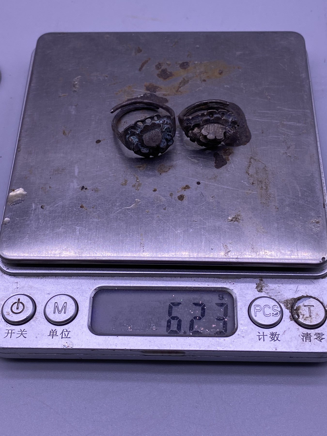 老银起花戒指2枚，内径分别1.6/1.8厘米，都缺花瓣，品相如图，360包快递