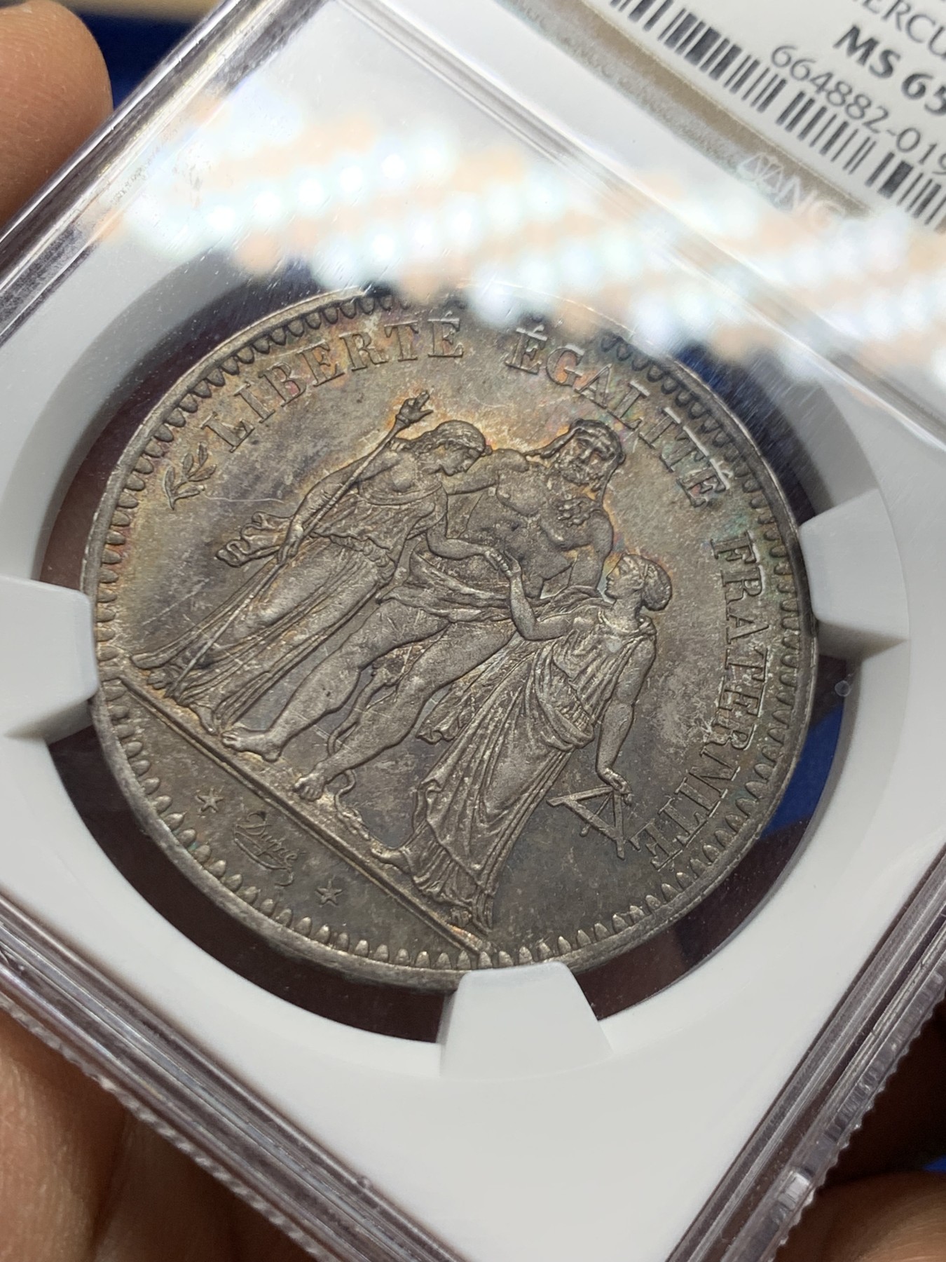 《竞宝斋》圣诞专辑  第二场  第228场 定制纪念章相赠 (全场顺丰包邮) NGC-MS65 法国 1848年传世五彩包浆大力神5法郎银币。灯光下包浆呈现绚丽五彩包浆。65顶级分数，状态好于191期6650元成交那枚。