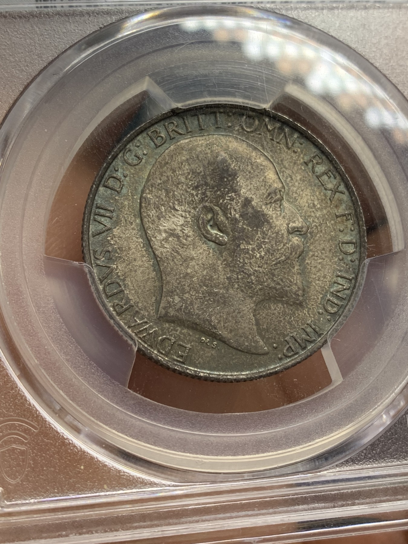 《竞宝斋》圣诞专辑  第二场  第228场 定制纪念章相赠 (全场顺丰包邮) PCGS-MS63 英国1902年爱德华七世 2先令 海神银币。灰褐色的包浆中带着一抹春日青，流通币的保存比精制币更加的困难，只是到了浮躁的现在已经没有价格上的差异了。