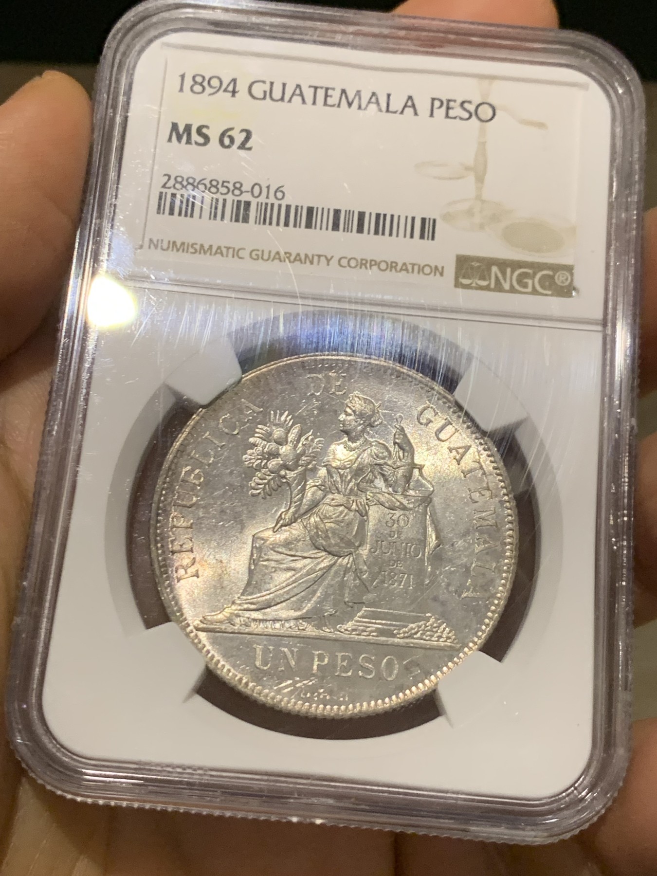 《竞宝斋》圣诞专辑  第二场  第228场 定制纪念章相赠 (全场顺丰包邮) NGC MS62 危地马拉1894年1比索银币 设计经典丰饶角坐洋女神 极品原光车轮光 低评状态 热门品种