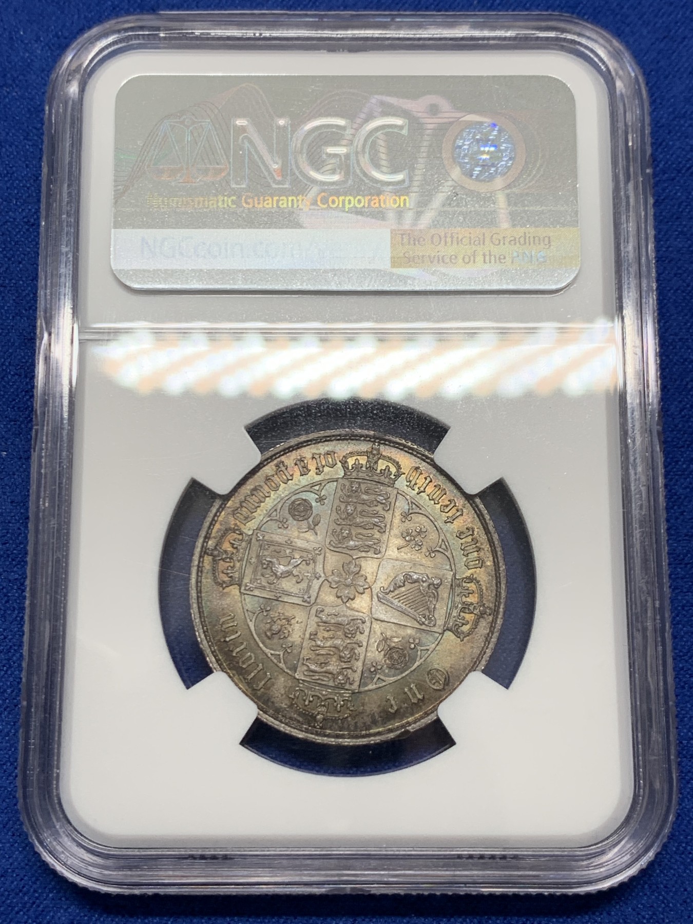 《竞宝斋》圣诞专辑  第二场  第228场 定制纪念章相赠 (全场顺丰包邮) NGC-MS63 英国1852年维多利亚女王哥特福林银币。正面包浆沉稳古气，但又能透出隐约的酒红光芒，背面是极其漂亮的五彩彩虹色过渡自然。这枚是整个系列的第一年，第一版女王面部线条和蔼柔美，值得入手。