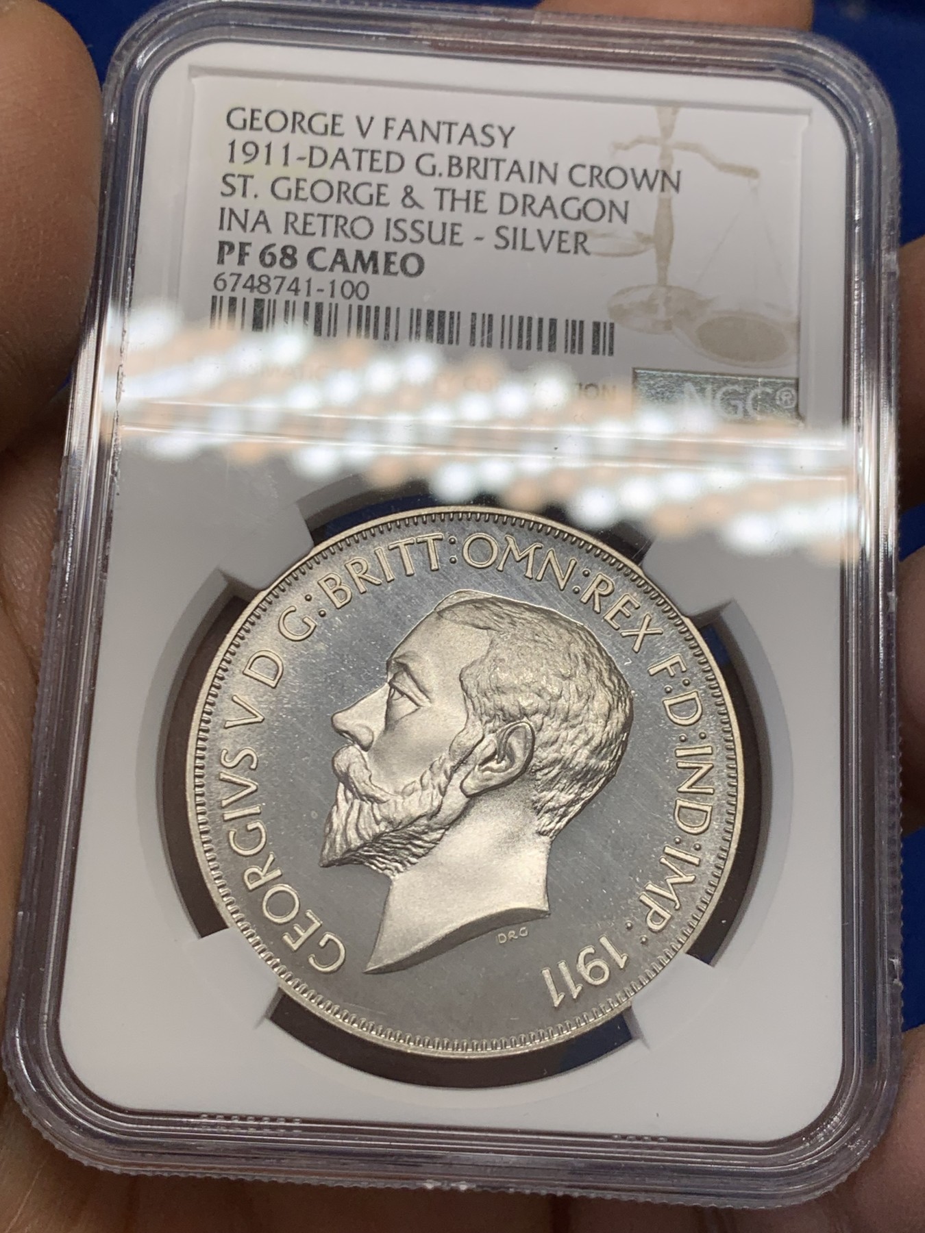 《竞宝斋》圣诞专辑  第二场  第228场 定制纪念章相赠 (全场顺丰包邮) 英国1911年乔治五世马剑屠龙珍惜币三枚套，NGC评级盒子，全部同分PF68，纯银，红铜，黄铜三个版本阵容豪华，著名的屠龙品种，颇受追捧，圣乔治屠龙设计的非常有特点，与以往的经典款式的严谨不同，更为粗犷简洁，线条明快，带有较为明显的欧洲新艺术风格，这种设计风格在2，30年代的法国币章上较为多见。