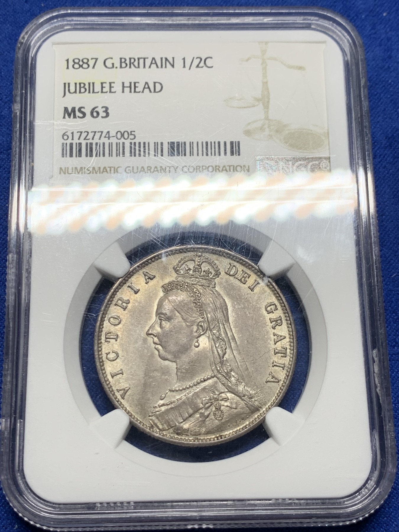 《竞宝斋》圣诞专辑  第二场  第228场 定制纪念章相赠 (全场顺丰包邮) NGC-MS63 英国1887年维多利亚高冠半克朗银币 欧洲灰包浆 底板光洁 光度不错 竞宝斋10月成交同分含佣价1408