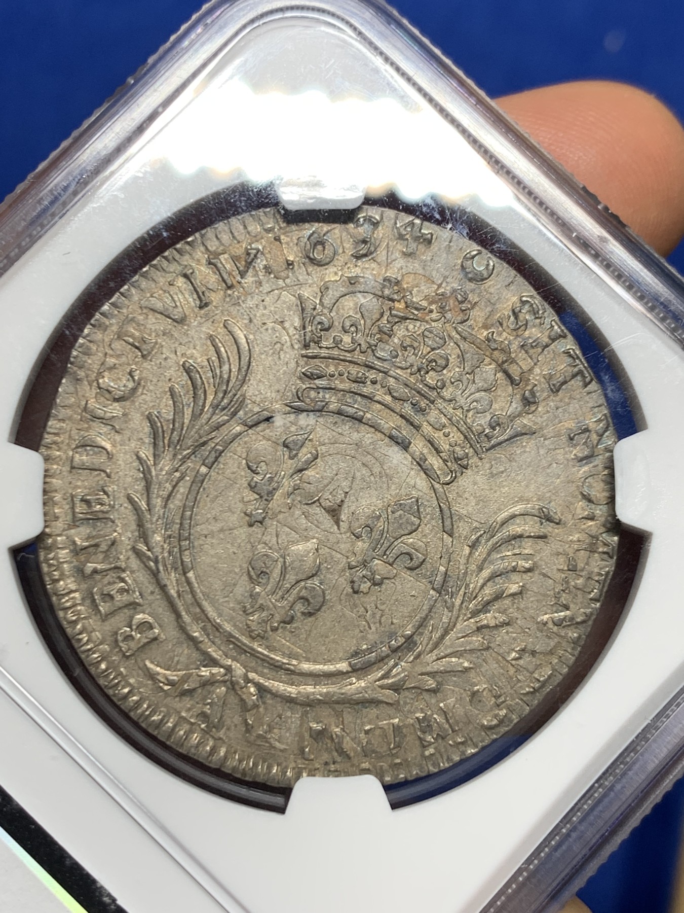 《竞宝斋》圣诞专辑  第二场  第228场 定制纪念章相赠 (全场顺丰包邮) NGC-AU58 太阳王埃居，法国1694年路易十四埃居大银币，底板带光，原味均匀的巧克力包浆，厚重的历史感，人像清晰打制极佳，无减重痕迹，在路易十四的复打币时代十分难得，太阳王埃居出分极难，少见高分好品。