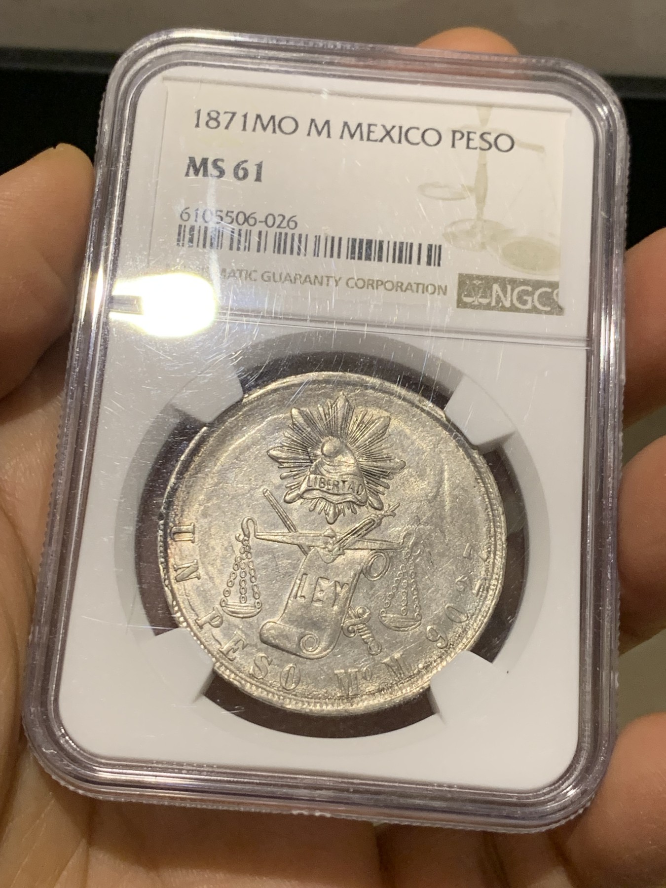 《竞宝斋》圣诞专辑  第二场  第228场 定制纪念章相赠 (全场顺丰包邮) NGC-MS61 墨西哥 1871年天平鹰洋。天平书剑鹰洋是在华流通里的名誉品种，相比自由帽鹰洋，存量非常稀少，这一枚币面正面复打，非常有味道。MS可藏状态非常难得。去年高峰时期同厂同分5000+，今年5月HA成交也在4400以上。