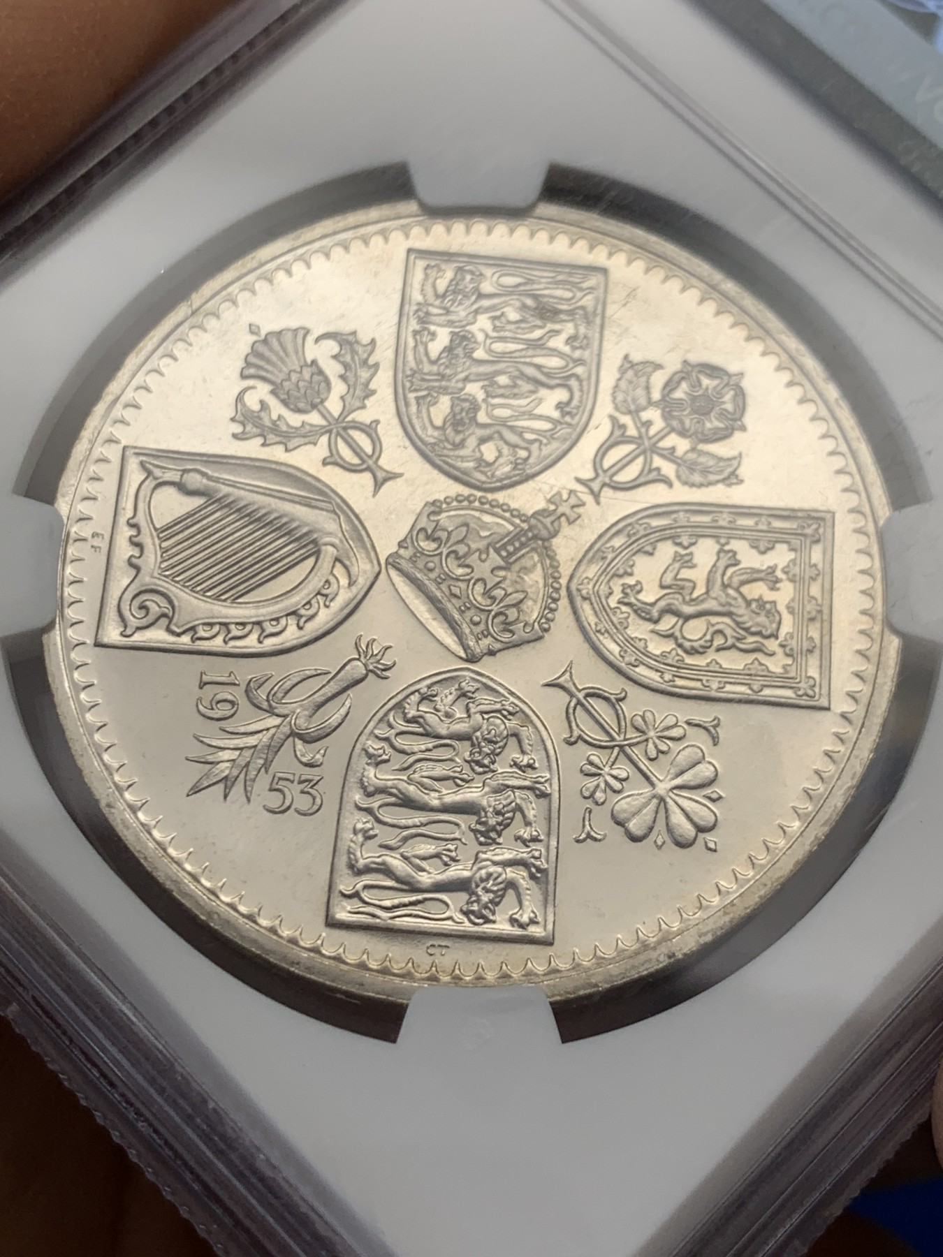 《竞宝斋》圣诞专辑  第二场  第228场 定制纪念章相赠 (全场顺丰包邮) NGC-PF66 英国1953年 伊丽莎白二世女王加冕登基纪念精制克朗 盒子上边缘有磕