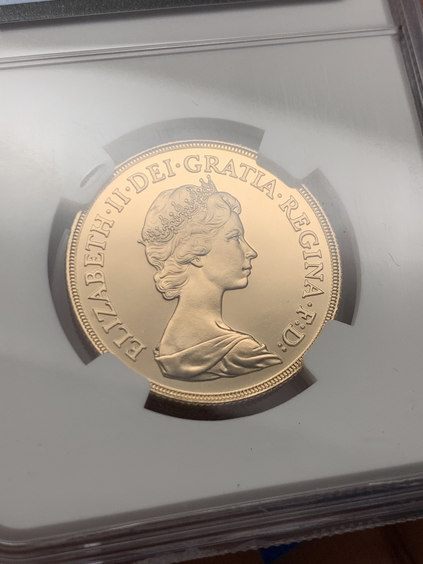 《竞宝斋》圣诞专辑  第二场  第228场 定制纪念章相赠 (全场顺丰包邮) NGC-PF69 ULTRA CAMEO 英国 1983年 伊丽莎白二世 2索维林 马剑 精制金币 15.92克