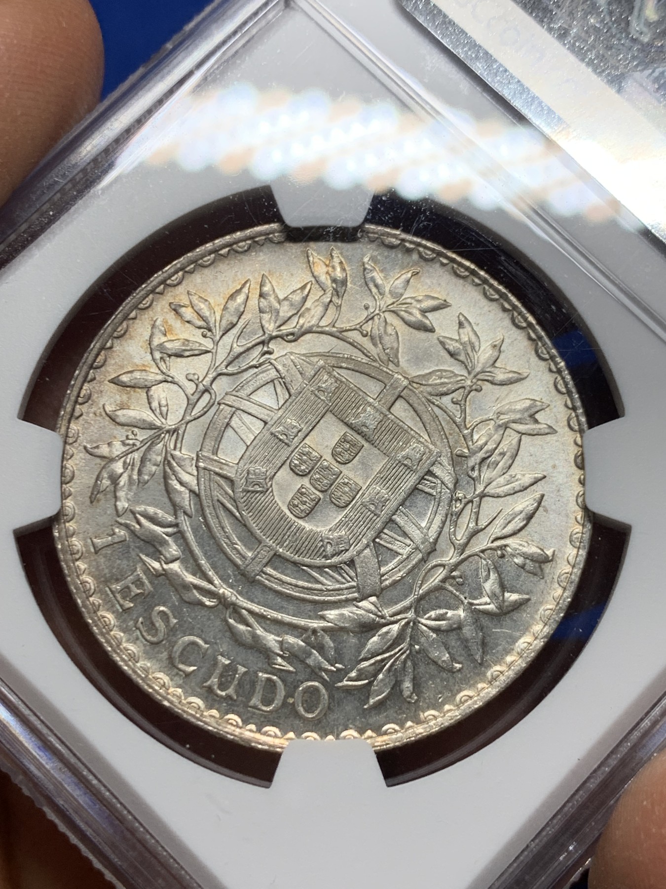 《竞宝斋》圣诞专辑  第二场  第228场 定制纪念章相赠 (全场顺丰包邮) NGC-MS62 葡萄牙1916年埃斯库多大银币，转光好品，仅两个年份，盒子上下边缘有磕。