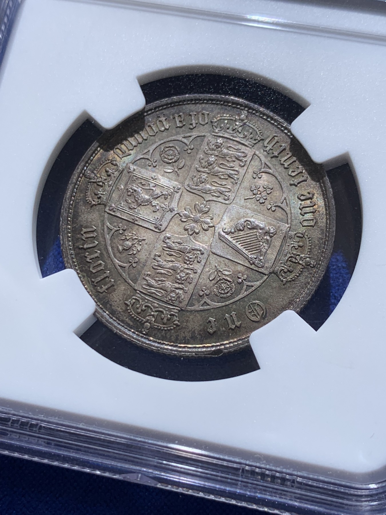 《竞宝斋》圣诞专辑  第二场  第228场 定制纪念章相赠 (全场顺丰包邮) NGC-MS63 英国1852年维多利亚女王哥特福林银币。正面包浆沉稳古气，但又能透出隐约的酒红光芒，背面是极其漂亮的五彩彩虹色过渡自然。这枚是整个系列的第一年，第一版女王面部线条和蔼柔美，值得入手。