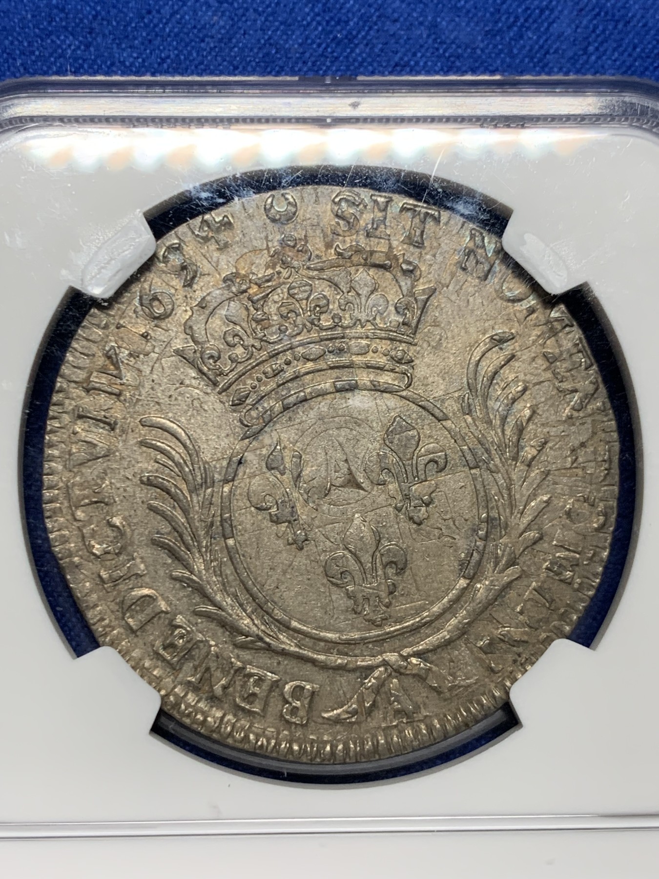 《竞宝斋》圣诞专辑  第二场  第228场 定制纪念章相赠 (全场顺丰包邮) NGC-AU58 太阳王埃居，法国1694年路易十四埃居大银币，底板带光，原味均匀的巧克力包浆，厚重的历史感，人像清晰打制极佳，无减重痕迹，在路易十四的复打币时代十分难得，太阳王埃居出分极难，少见高分好品。