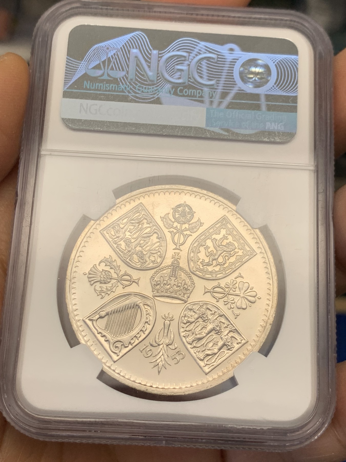 《竞宝斋》圣诞专辑  第二场  第228场 定制纪念章相赠 (全场顺丰包邮) NGC-PF66 英国1953年 伊丽莎白二世女王加冕登基纪念精制克朗 盒子上边缘有磕