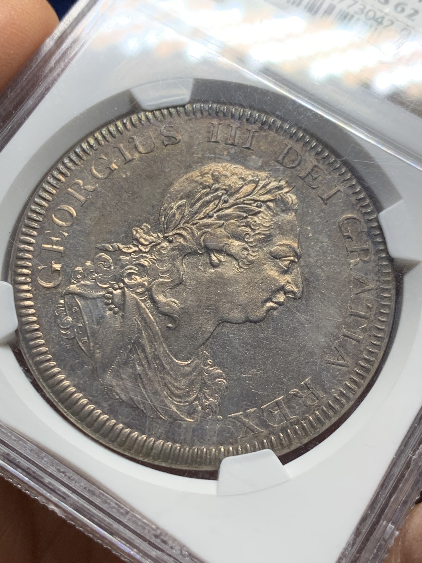 《竞宝斋》圣诞专辑  第二场  第228场 定制纪念章相赠 (全场顺丰包邮) NGC-MS62 英国乔三 1804年 英格兰银行 5先令大银币 一流的传世包浆 暴涨品种 底板带PL版 状态好