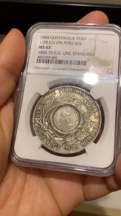 《竞宝斋》圣诞专辑  第二场  第228场 定制纪念章相赠 (全场顺丰包邮) NGC-MS63 危地马拉 1894年 加盖秘鲁比索 热门加盖品种 中南美洲大热 HA23年11月N61成交432美金