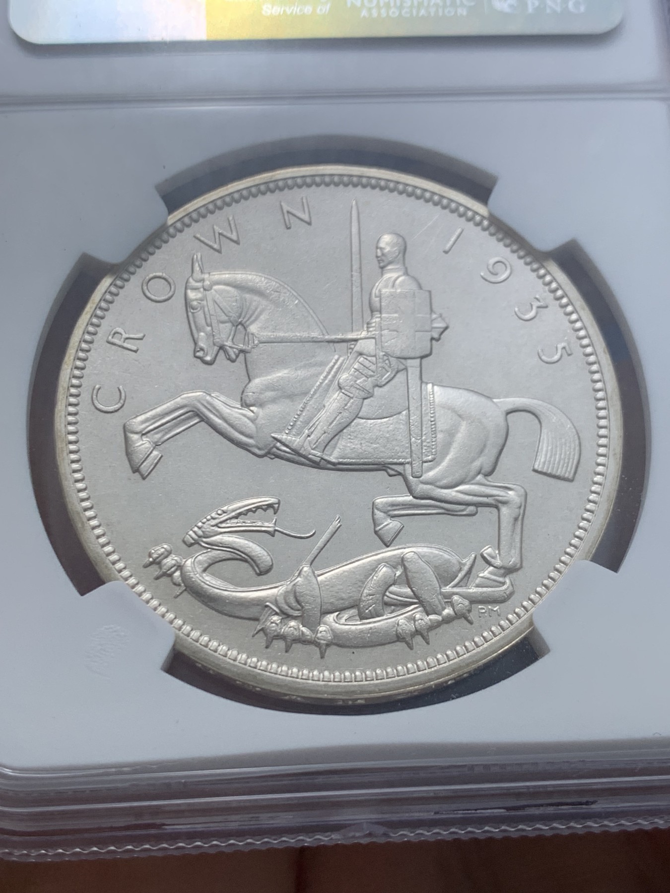 《竞宝斋》圣诞专辑  第二场  第228场 定制纪念章相赠 (全场顺丰包邮) NGC-SP65 英国1935年木马剑克朗大银币，稀少SP版本，高浮雕 早期深打状态好