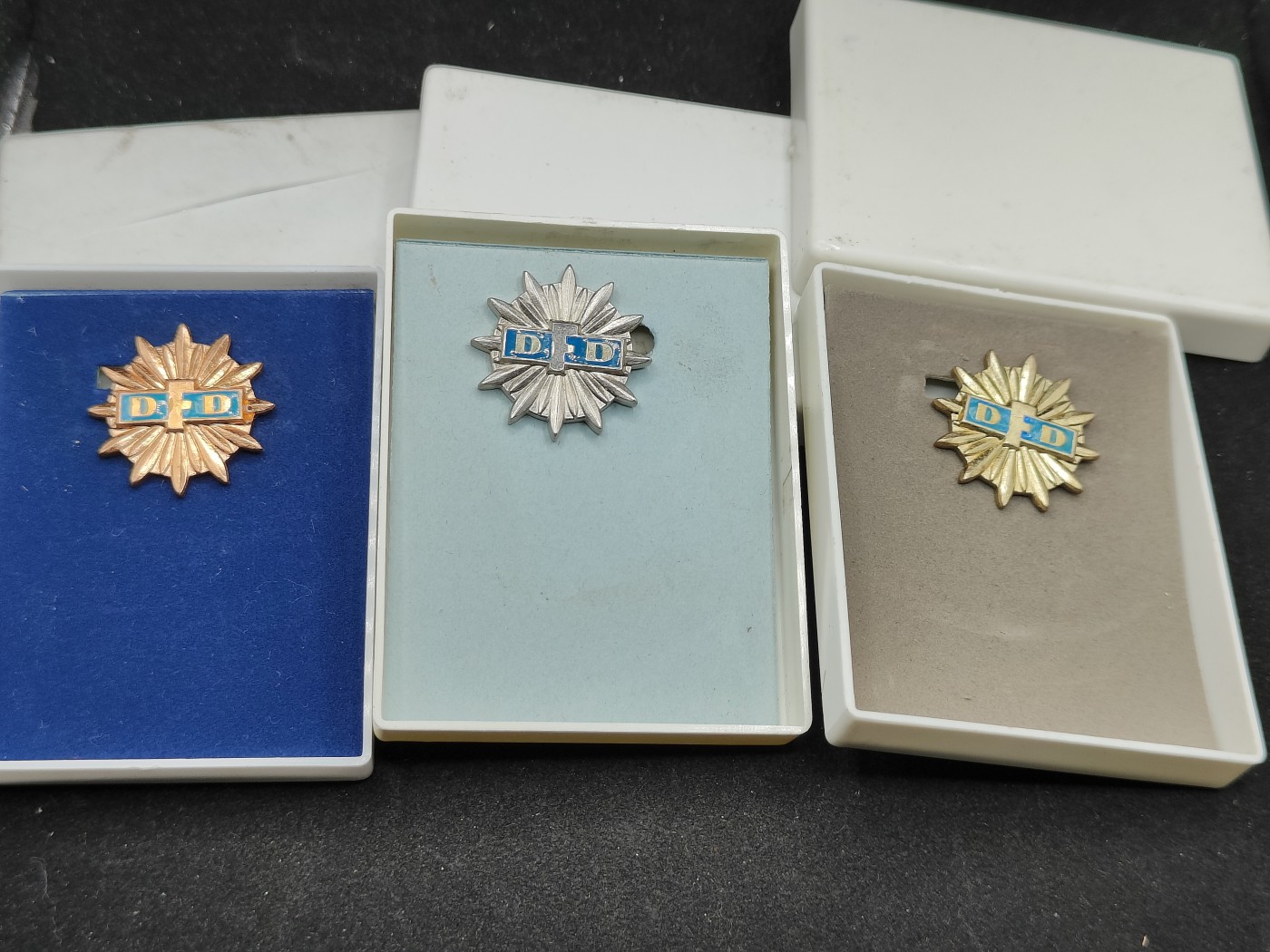 全场0元起拍 第120期 咸鱼国勋章拍卖专场 12月27日（周三）下午6：00开始 东德民主妇女联盟奖章 带盒 金银铜一组